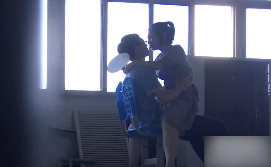 【黑料吃瓜】情侣教室做爱_惨遭偷拍被人发现赶紧穿裤子年轻人火气旺啊