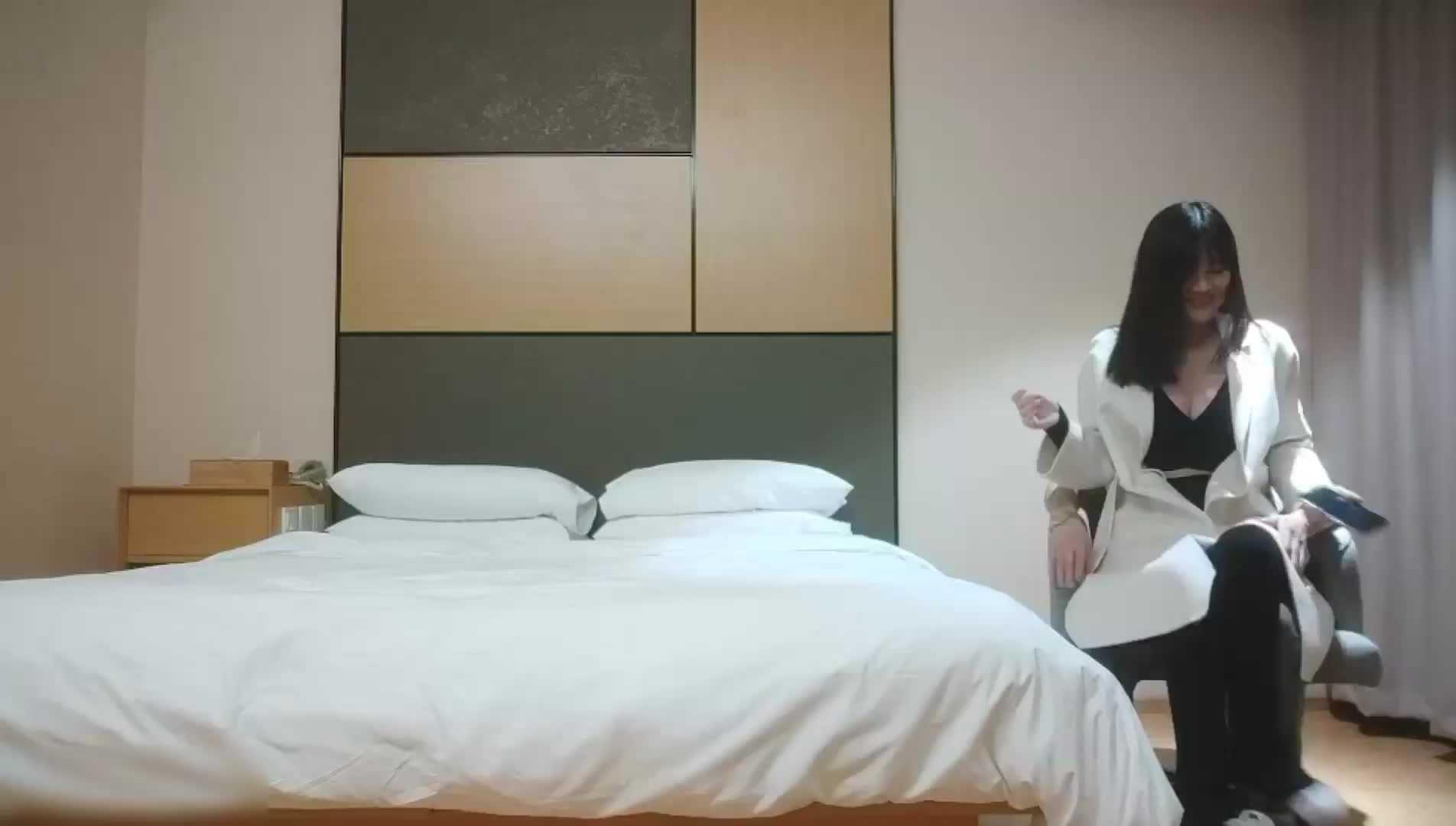 性感肚脐装美女    舔逼怼着骚穴大力猛操