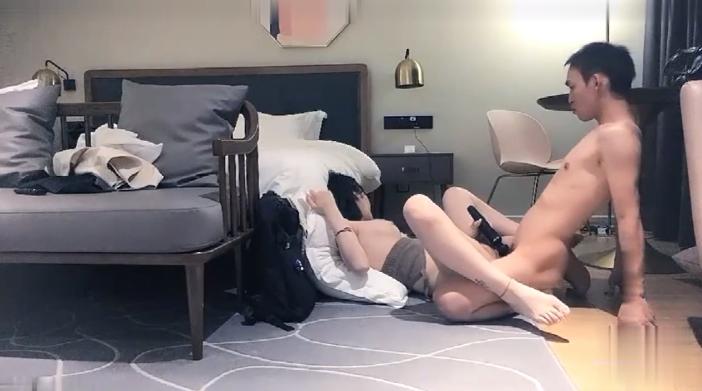 小伙偷吃伟哥把妹子操瘫倒地