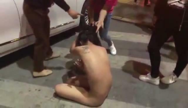 【抓奸】暴力抓小三！当街扒光下小三衣服一顿毒打xs