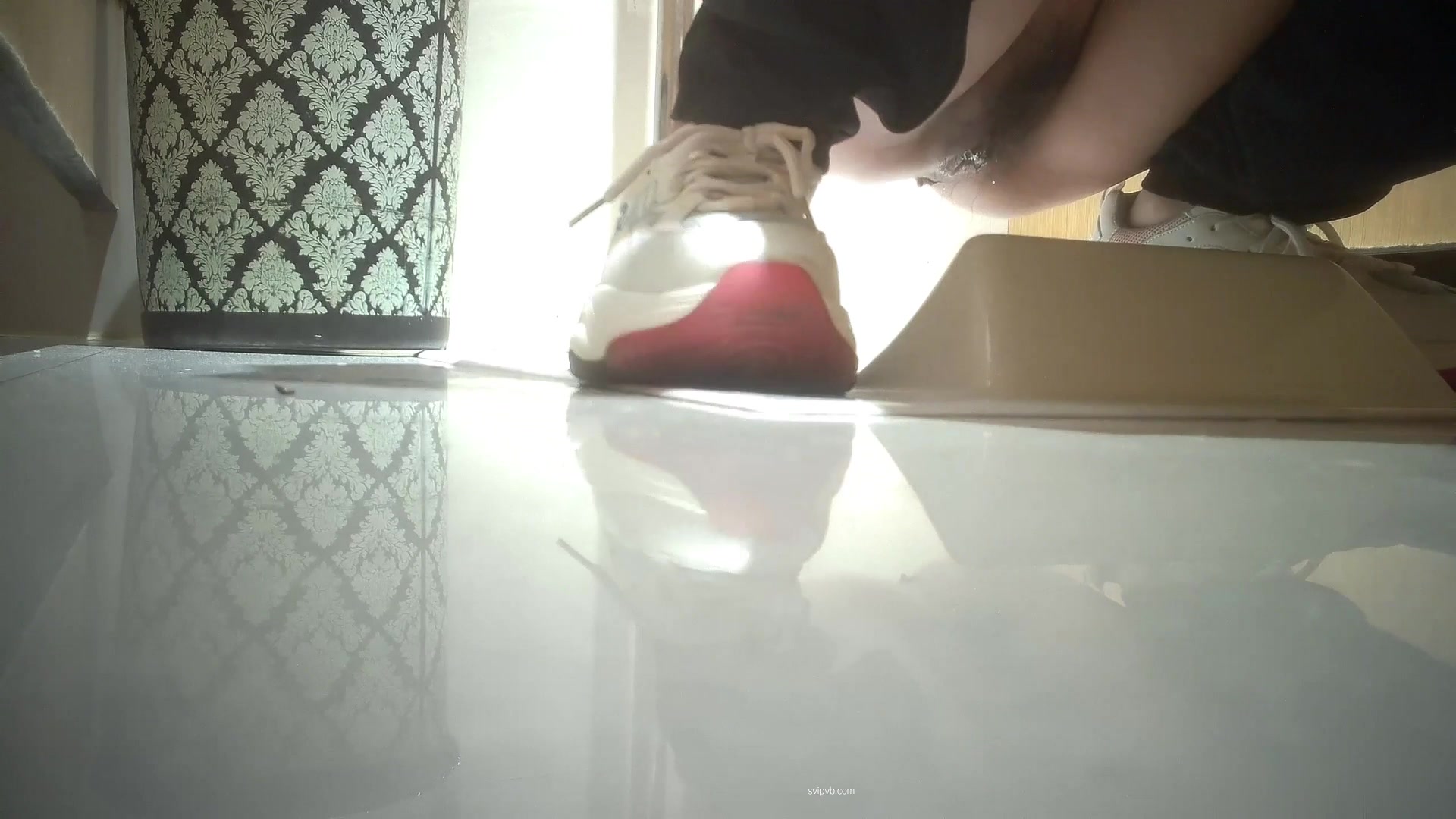 餐厅女厕偷拍 看上去白白嫩嫩的妹子却有着一个同年龄不相称的小黑鲍