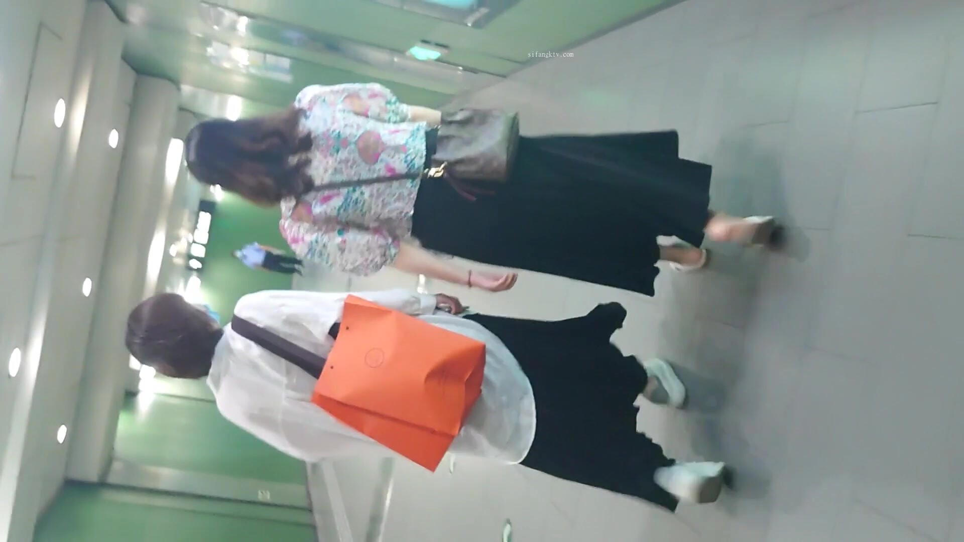 拖地黑长裙极品美眉