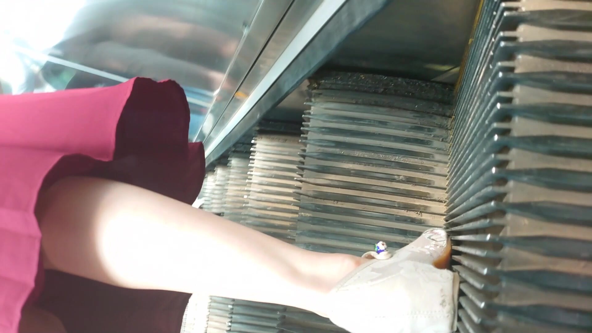 红长裙漂亮小妹