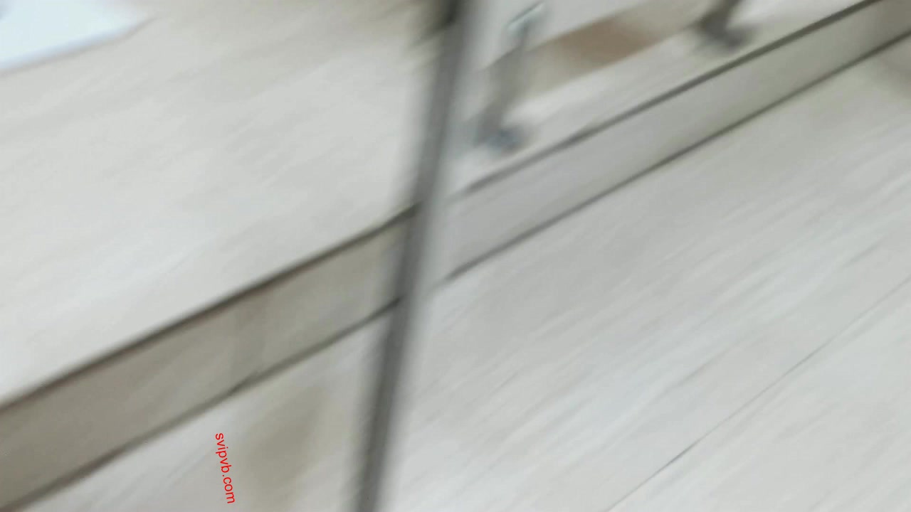 商场女厕偷拍白衣美女的小黑鲍