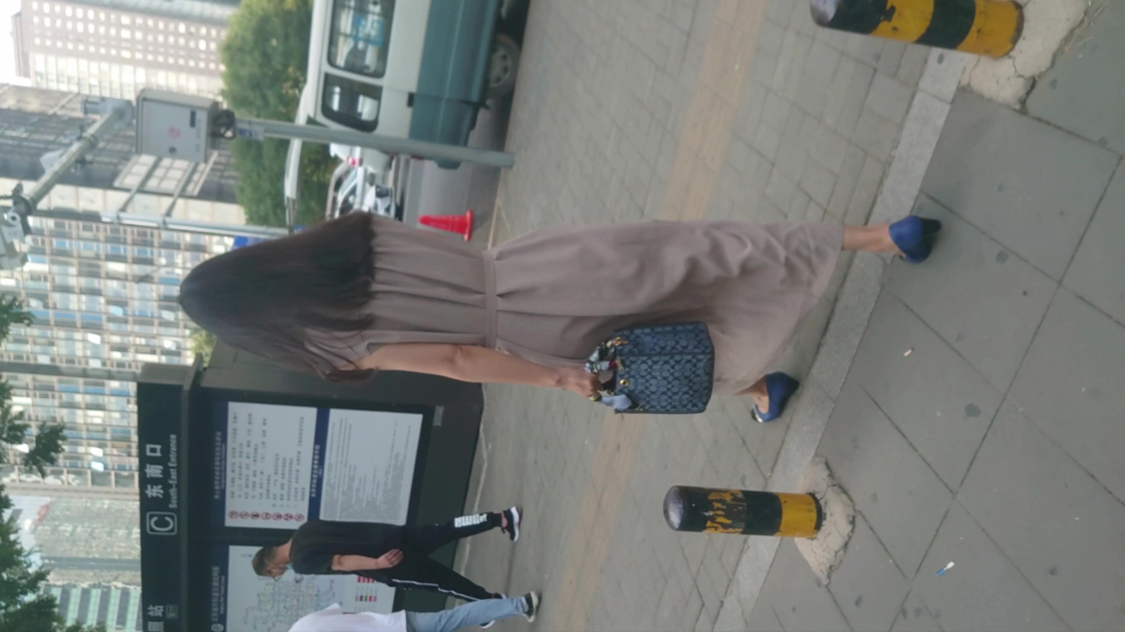 拖地长裙极品美眉