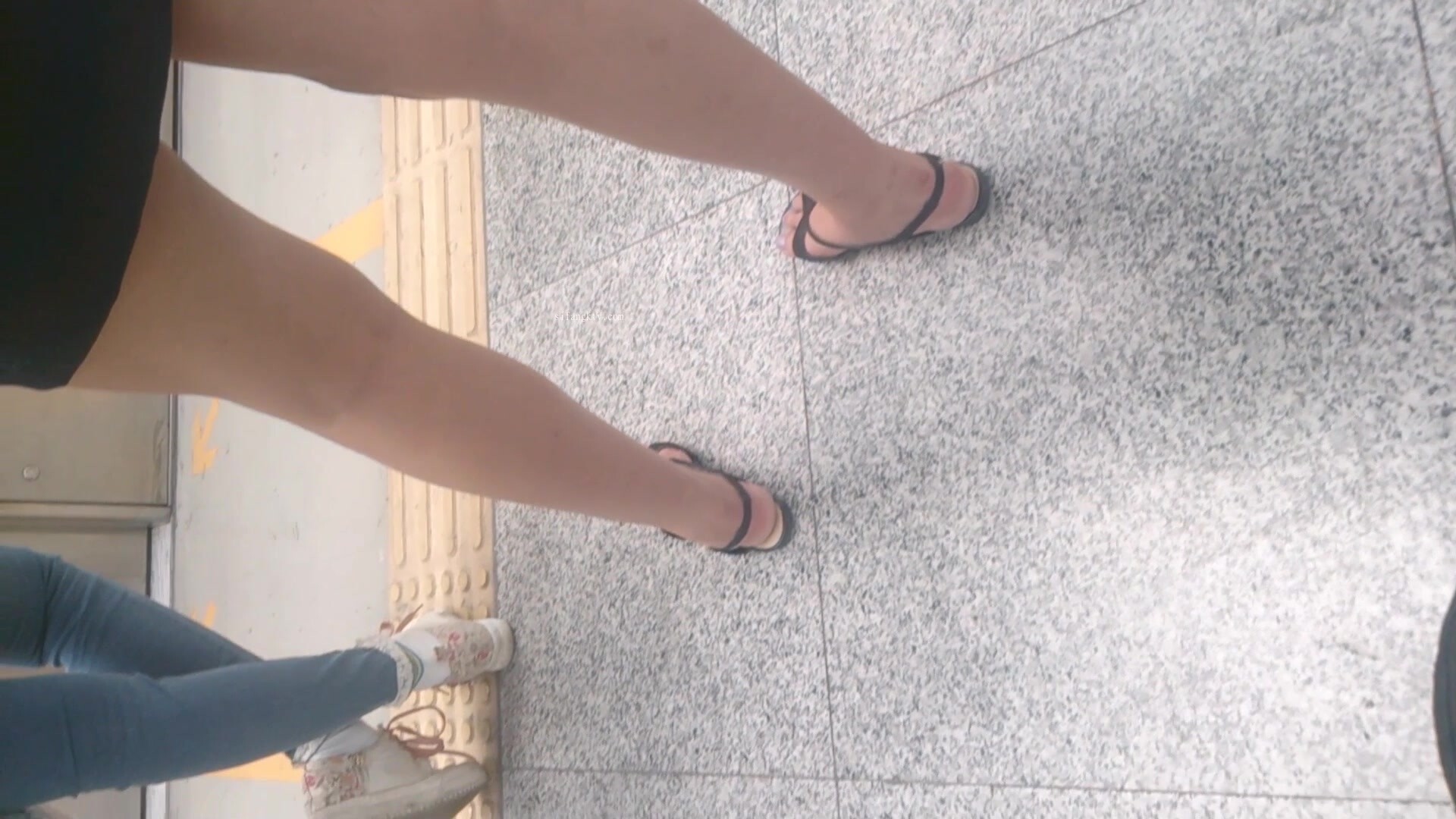 站台黑裙白丁内