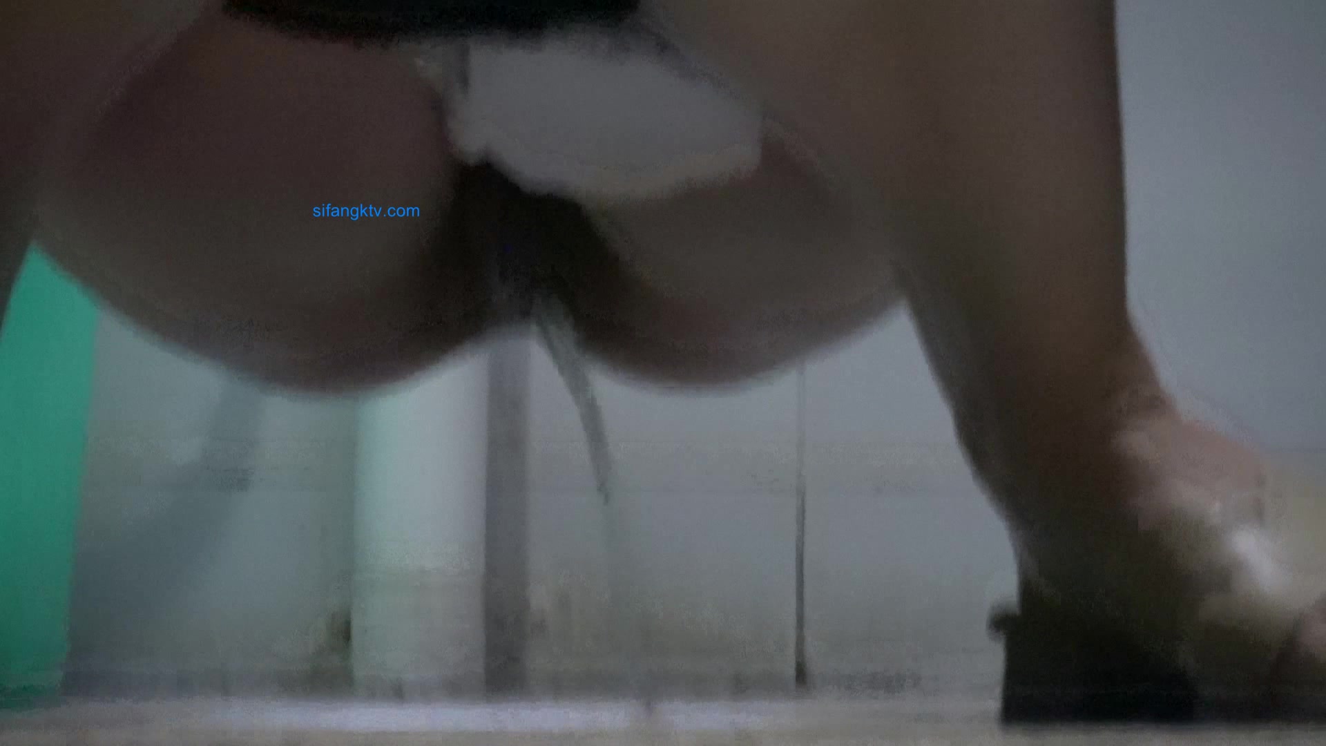 餐厅女厕一路跟踪偷拍漂亮美女的嫩鲍