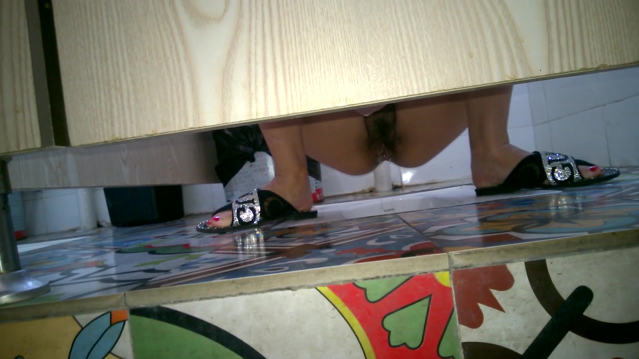 大神潜入单位女厕偷拍美女同事的小嫩B