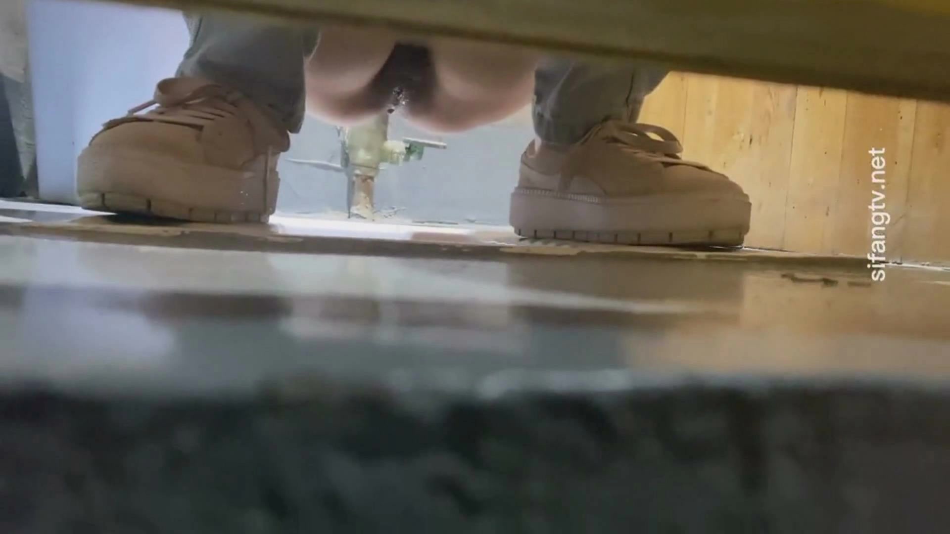 大神潜入写字楼女厕偷拍两位美女 都是肥厚的嫩逼