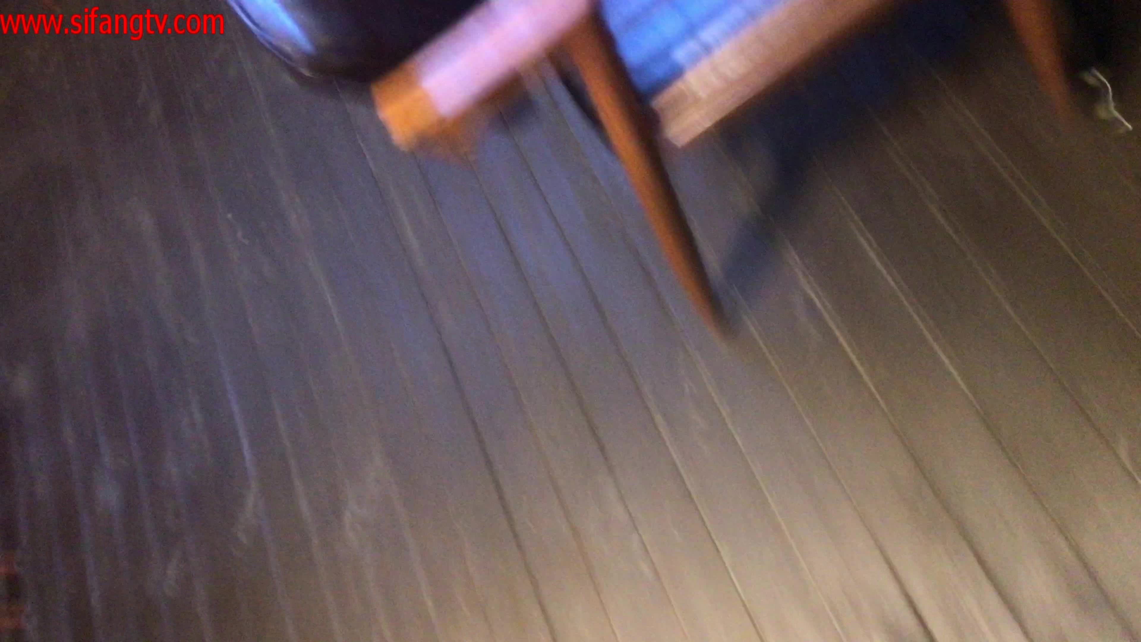 饮品店年轻的美少女，满满的胶原蛋白，尿尿阴蒂挂着晶莹像是某种分泌液，等她出来买杯饮料喝，再看看她的脸 嘿嘿~