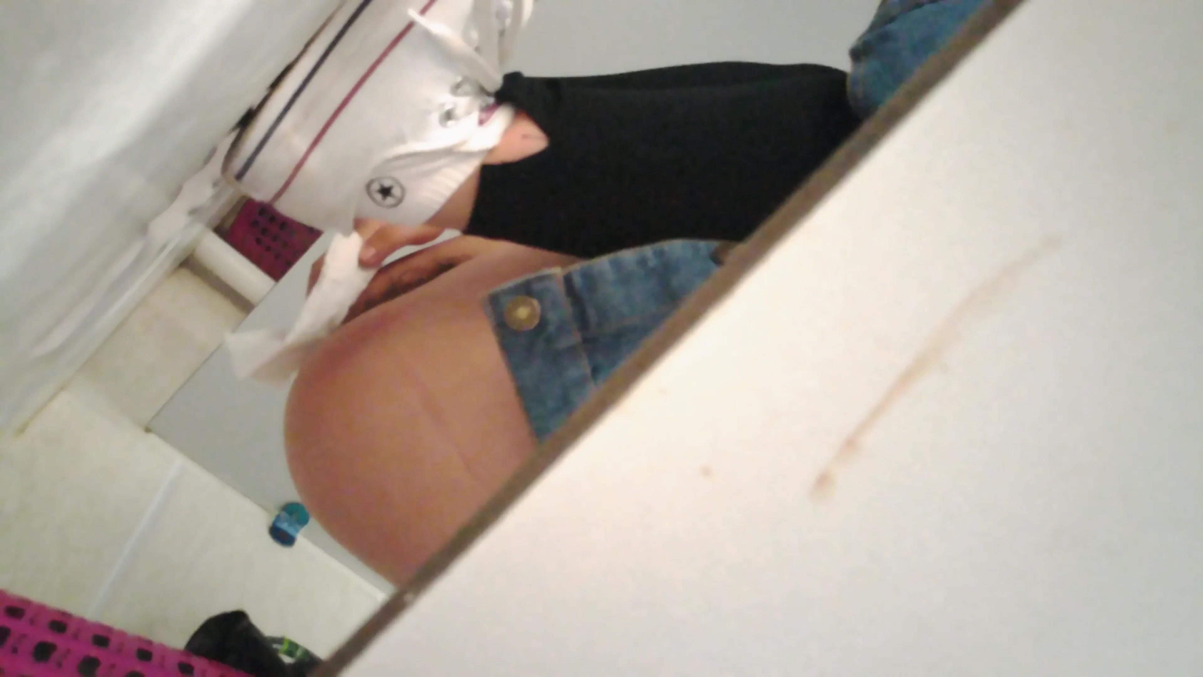 五月新流出某厕拍大神隐退前最后作品潜入某学院隔板女厕偷拍学妹嘘嘘