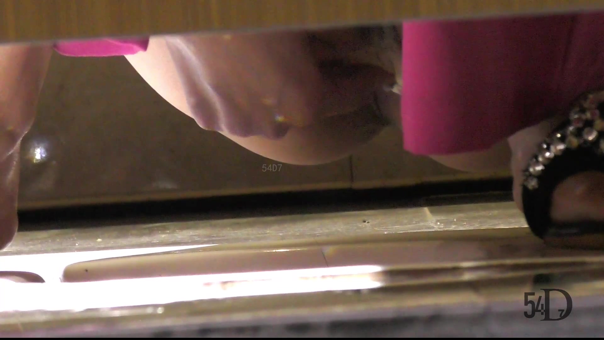 近距离偷拍粉色长裤美女的木耳可真黑