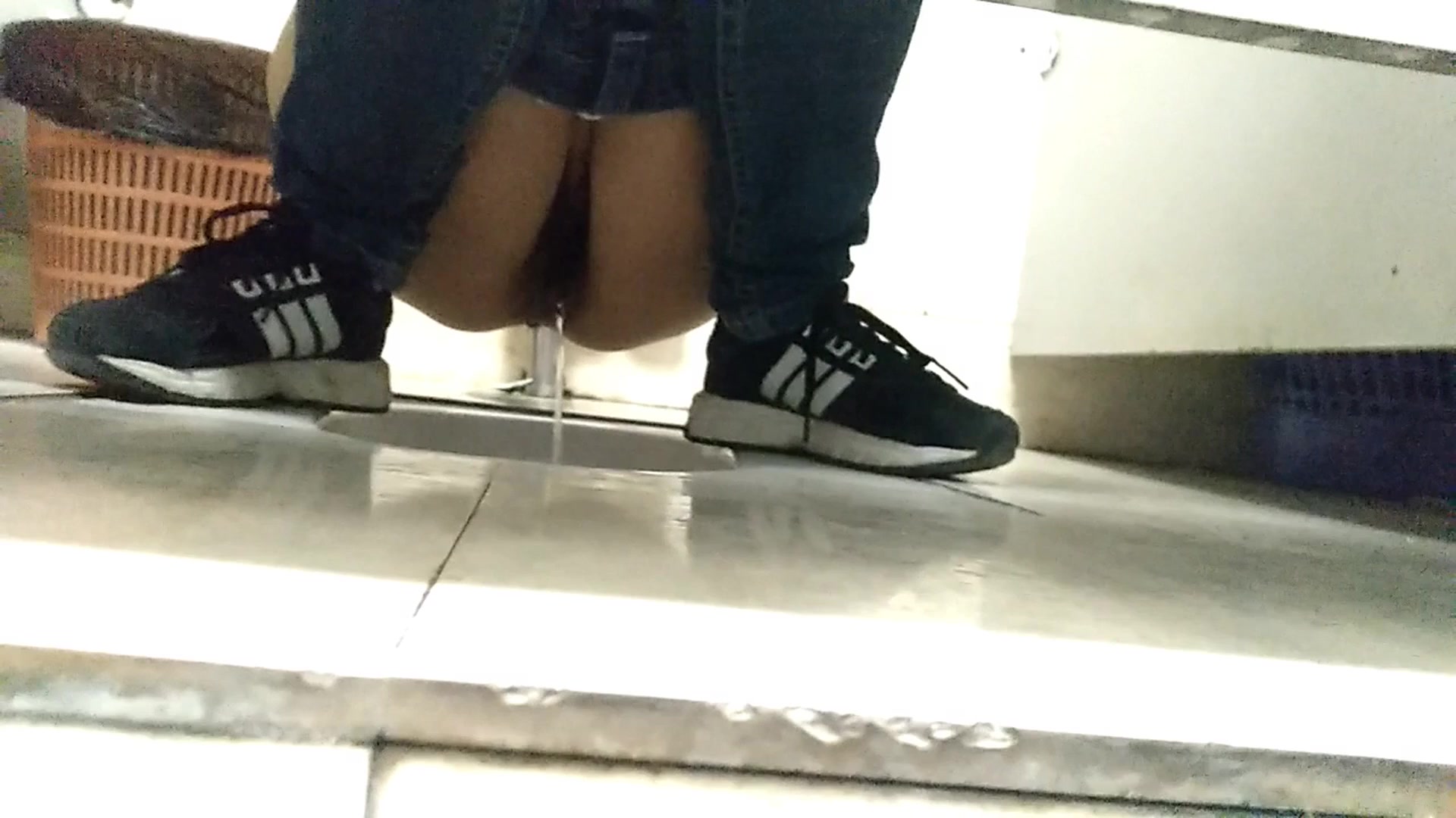 尾随两个美女嘘嘘