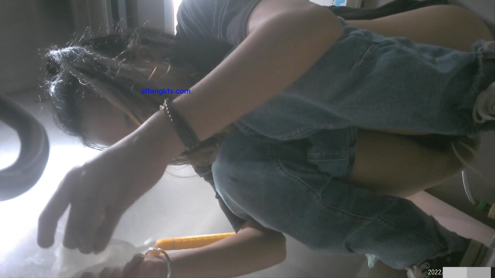 商场白色隔板女厕全景偷拍多位年轻少妇的极品美鲍5 (6)