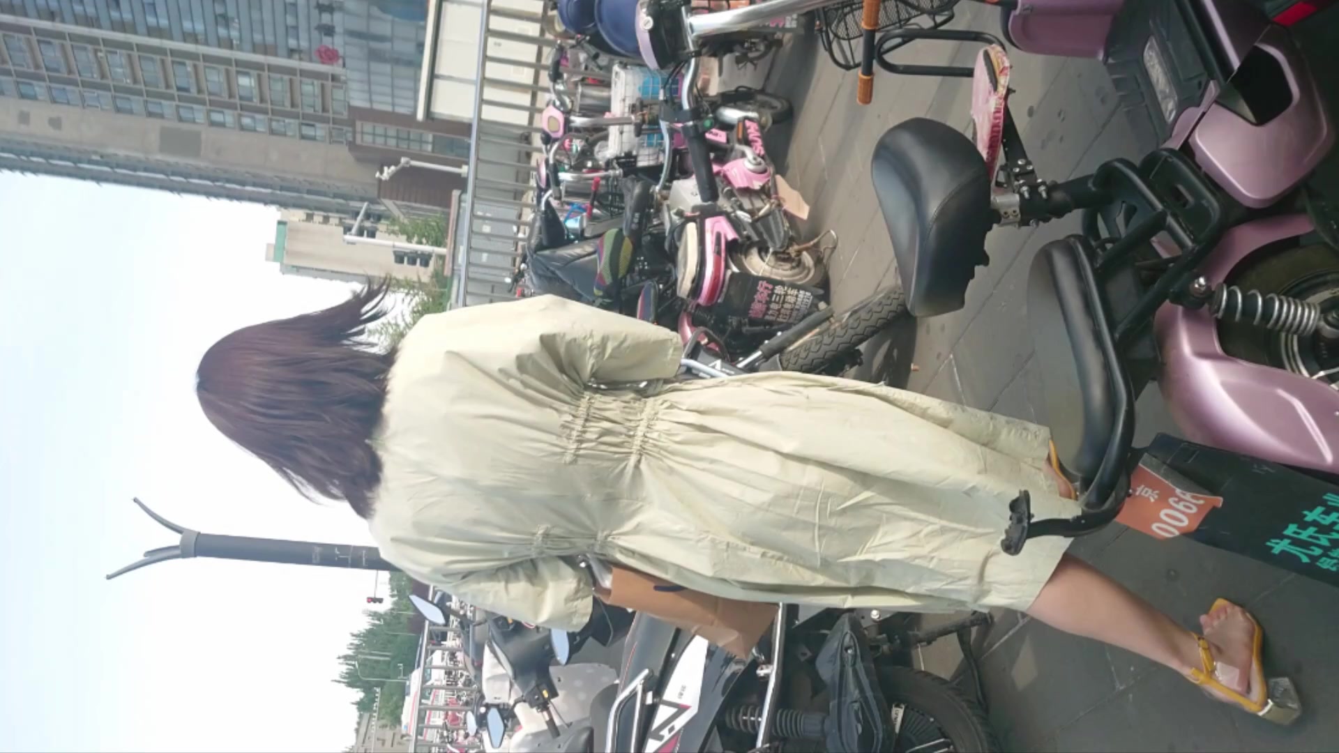 绿裙斜腿极品小妹