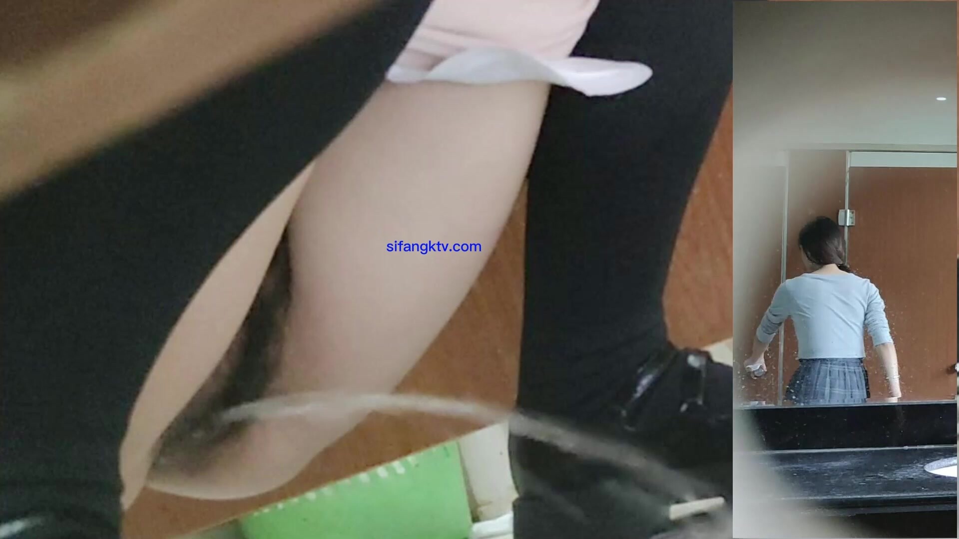 商场女厕全景偷拍格子短裙美女的极品小黑鲍