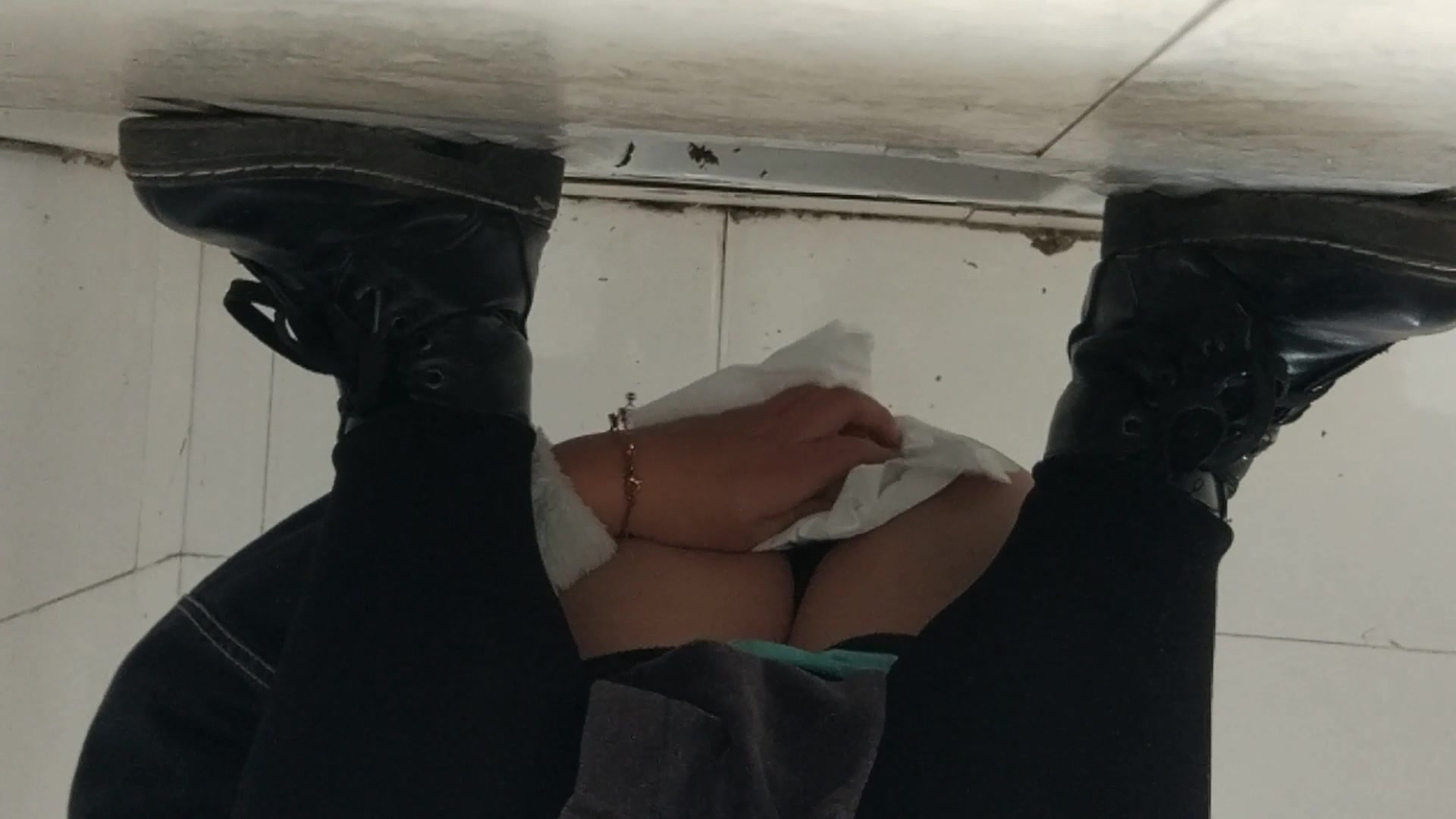 骑电瓶车去商场撒尿的妹子 被偷拍出去后还要被调戏