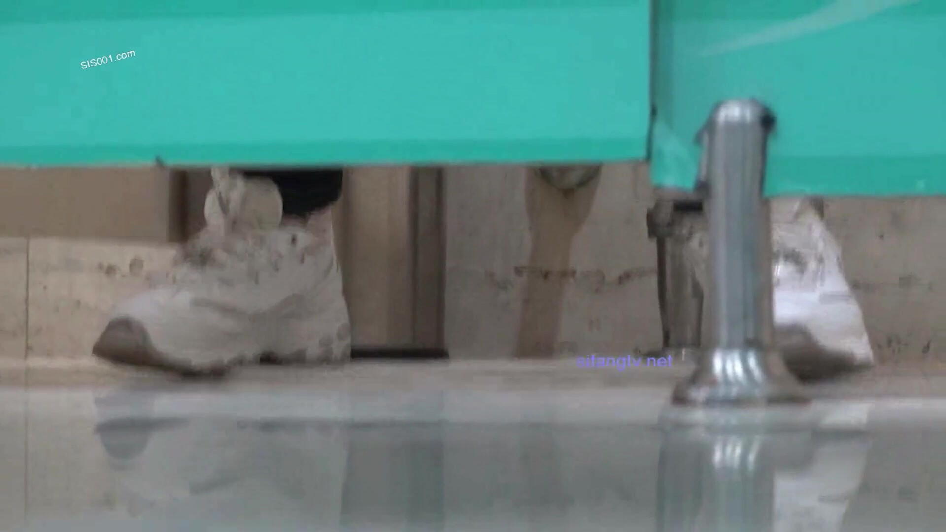 最新娱乐城偷窥长发眼镜美女嘘嘘