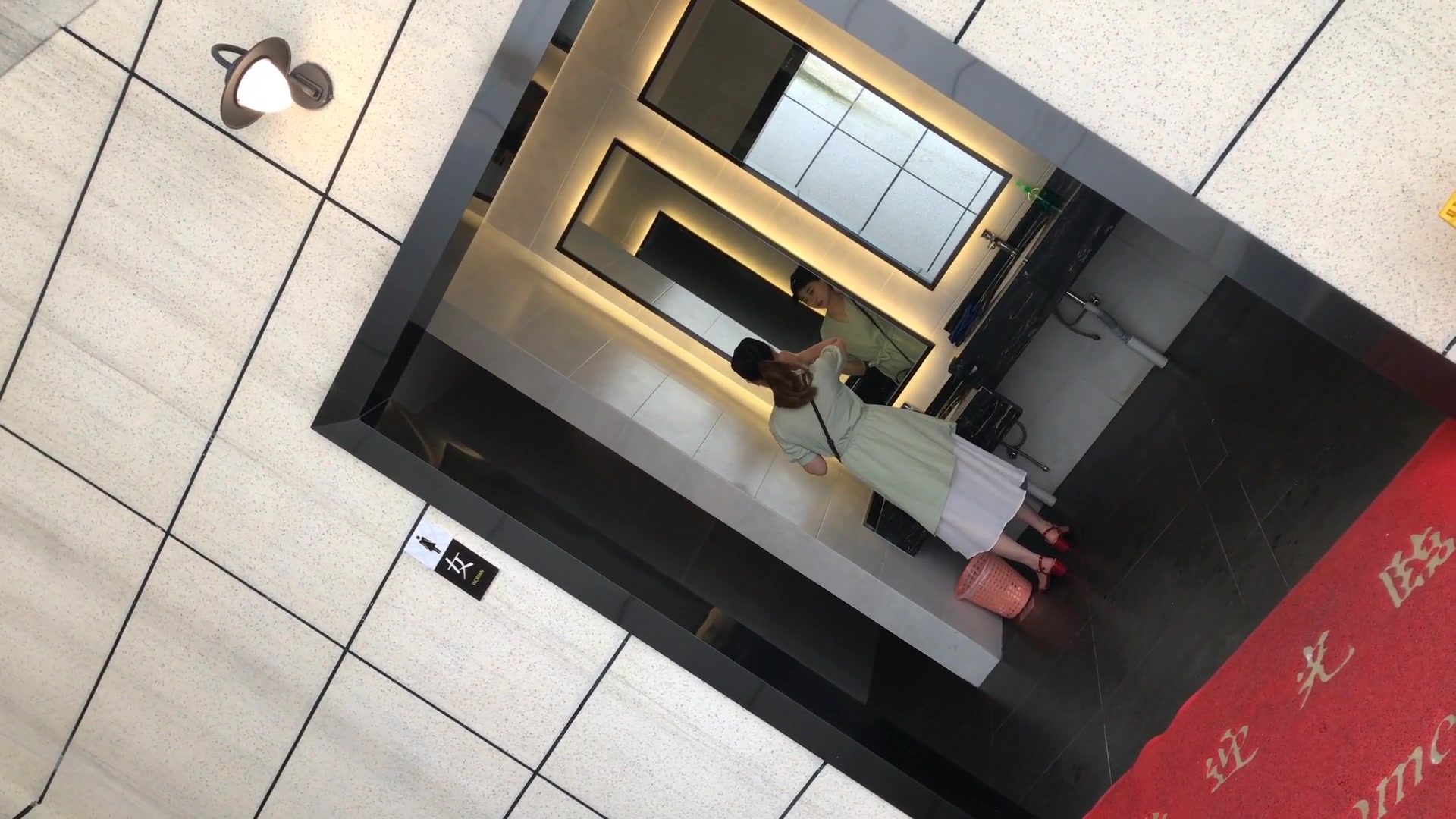 公厕TP艳红高跟美少妇嘘嘘 好俏皮的痔疮