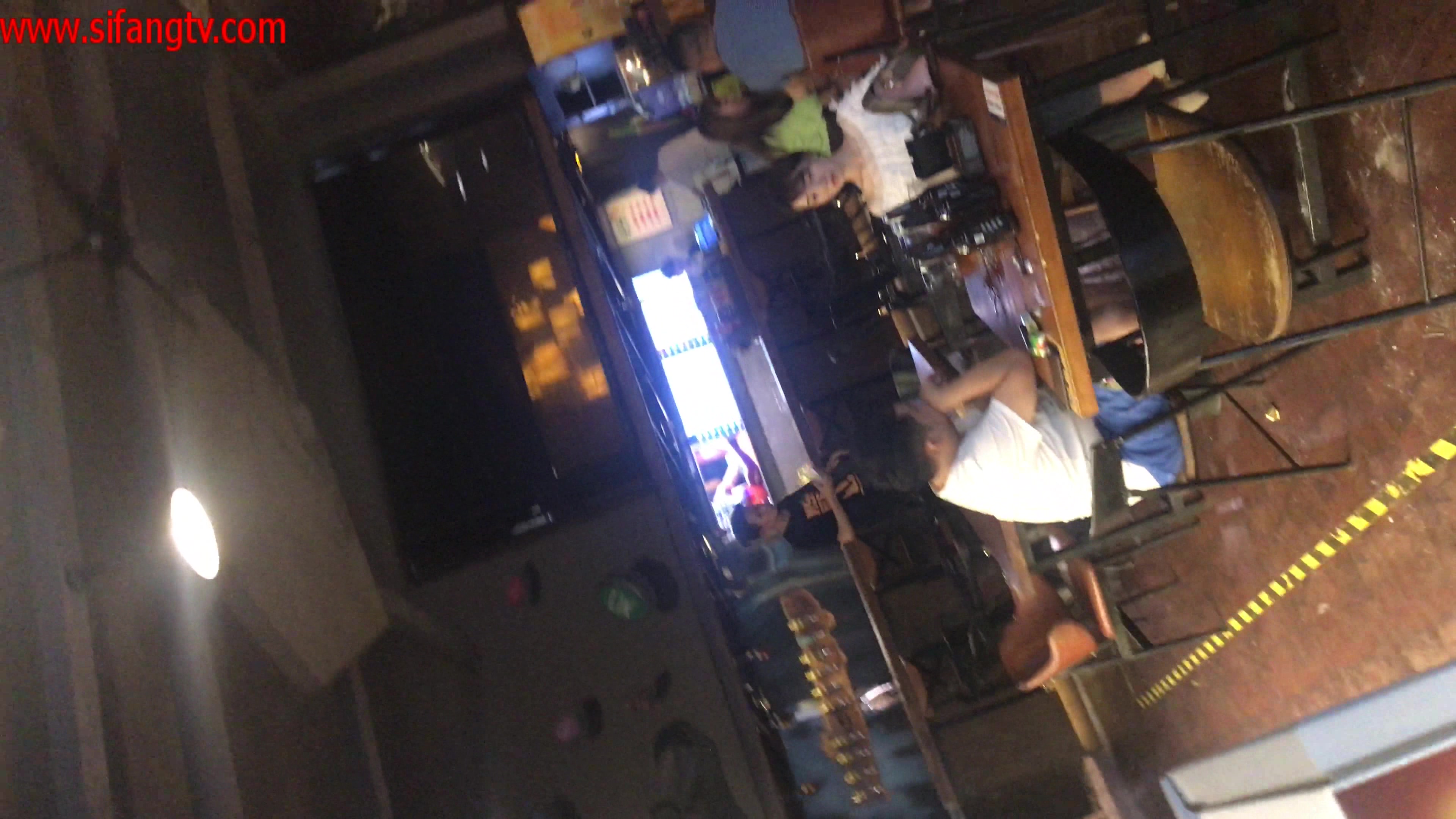 漂亮的女孩和男友出来喝甜品，这皮肤真白啊，多看一眼都受不了，还是跟着进去拍她嘘嘘的洞口 过眼瘾！