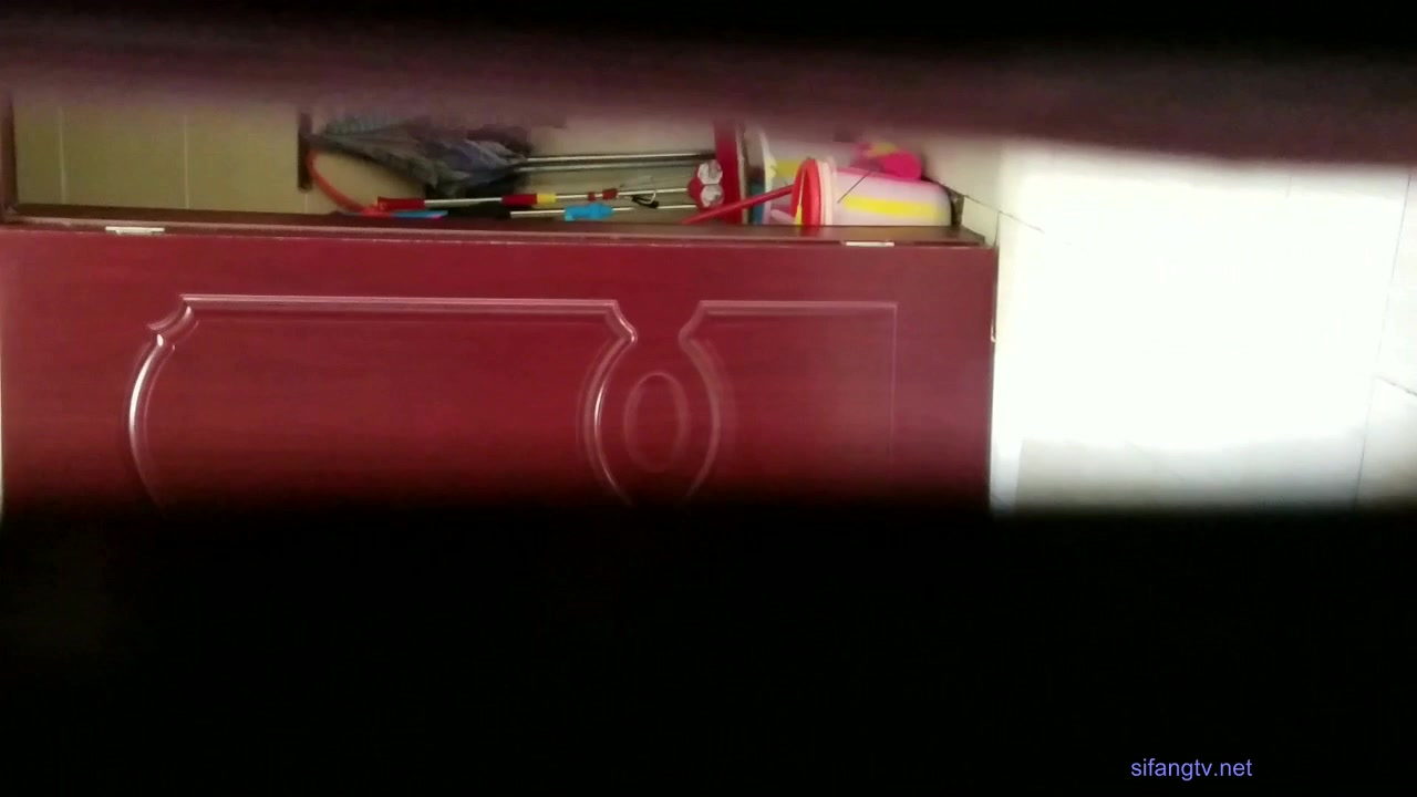 潜入单位女厕偷拍新来的美女实习生