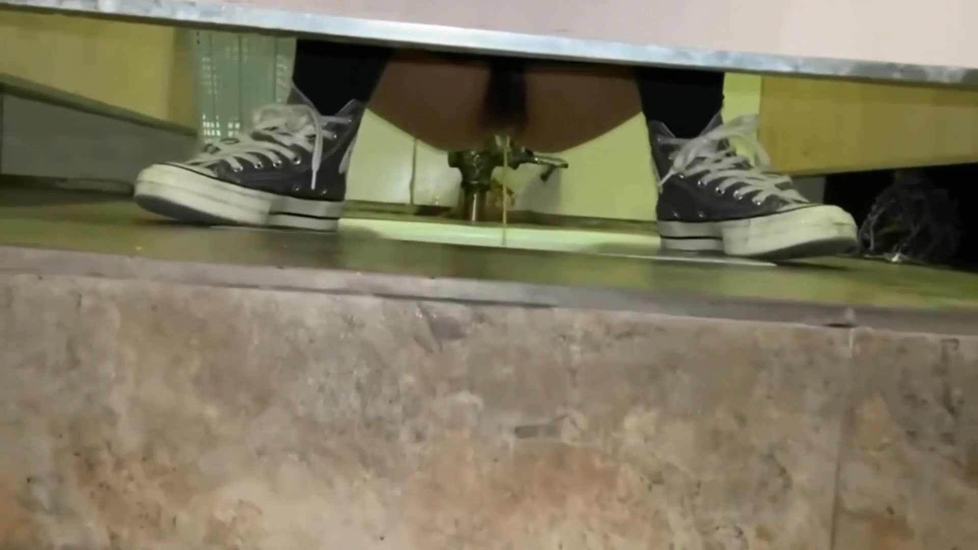 新流出高档写字楼女厕偷拍穿着时髦美女黑乎乎的肥鲍鱼