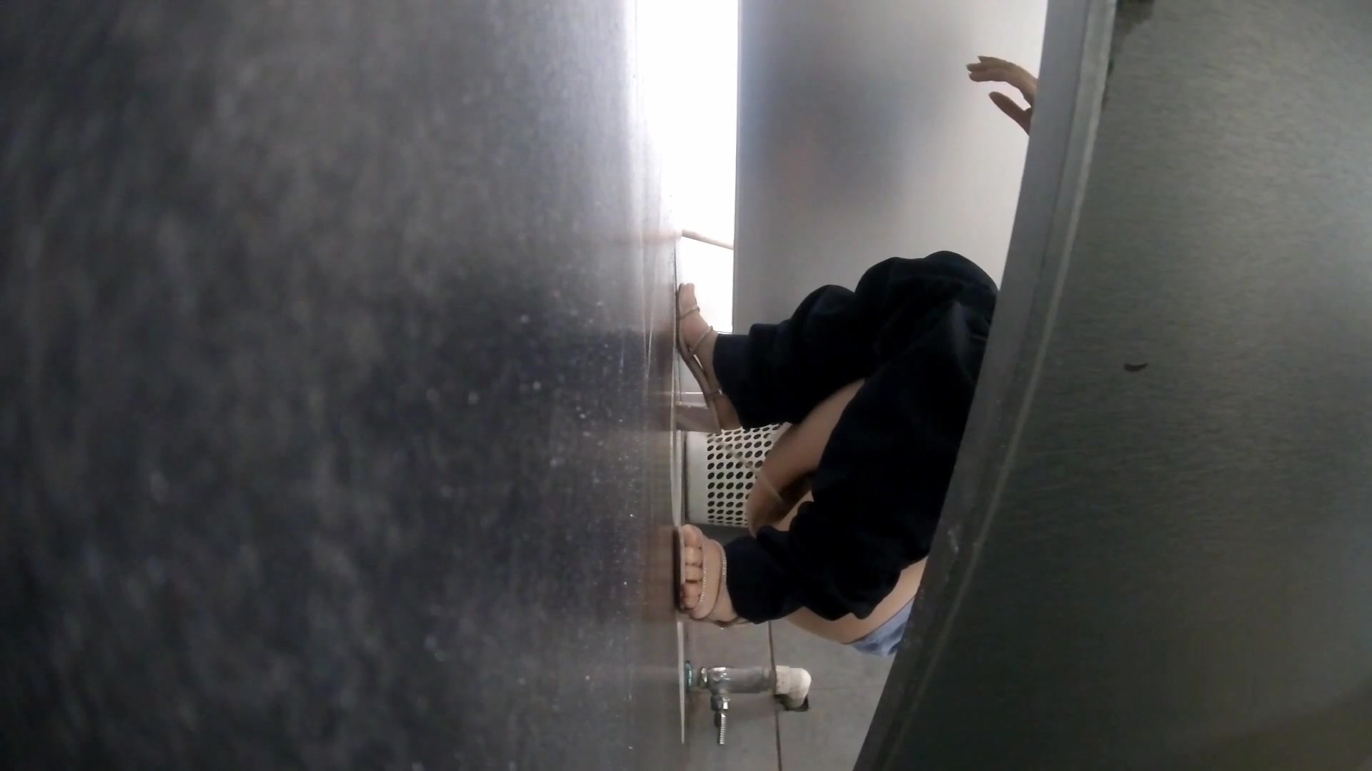 大神潜入 单位女厕偷拍 制服美女同事的小黑B