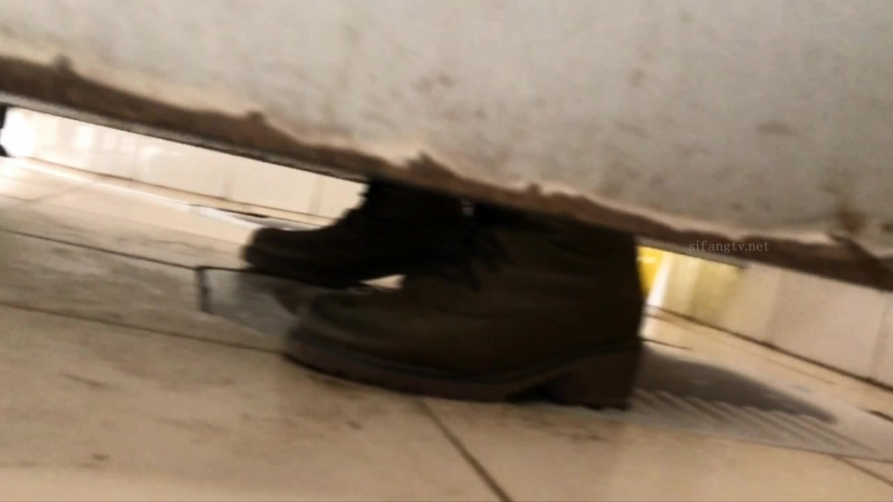 国内厕拍牛人潜入某高校教学楼女厕偷拍妹子嘘嘘还近距离拍脸