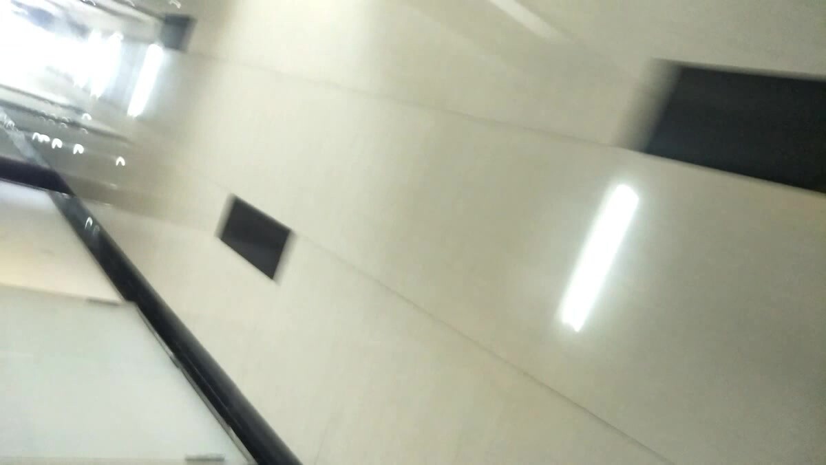 大神潜入办公楼近距离偷窥尿的很急的高跟少妇