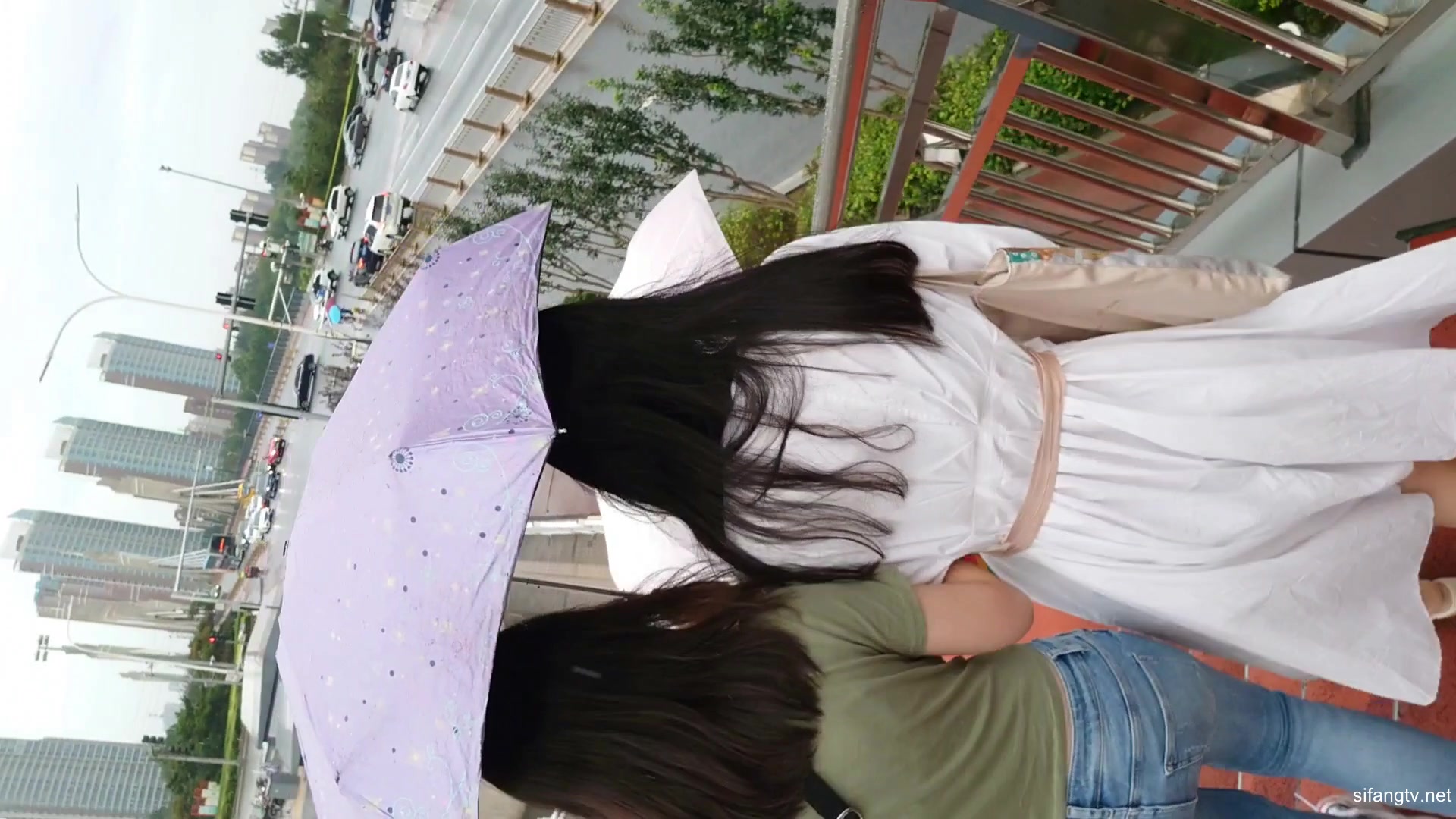 路遇白裙漂亮美眉