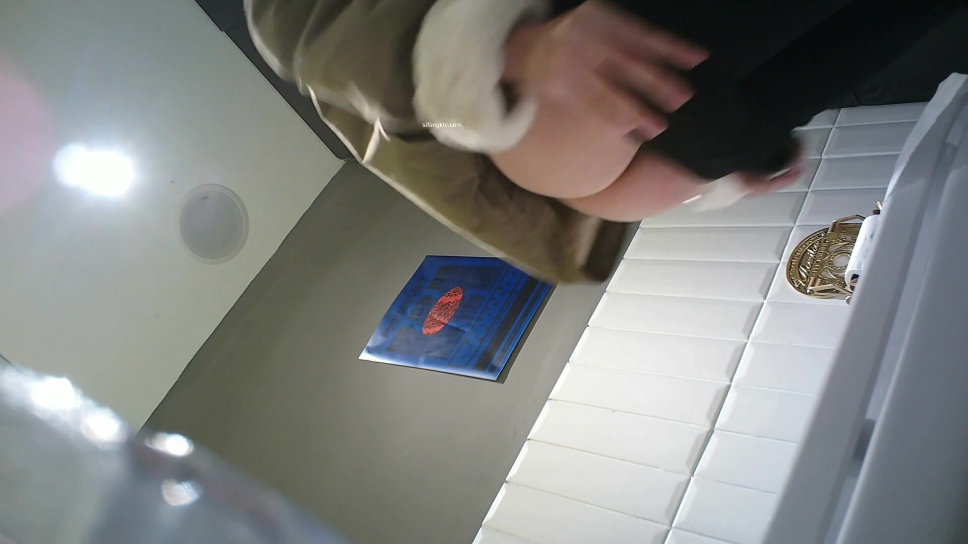 商场女厕刁钻视角偷拍 长发美女嘘嘘   阴唇还是极粉的