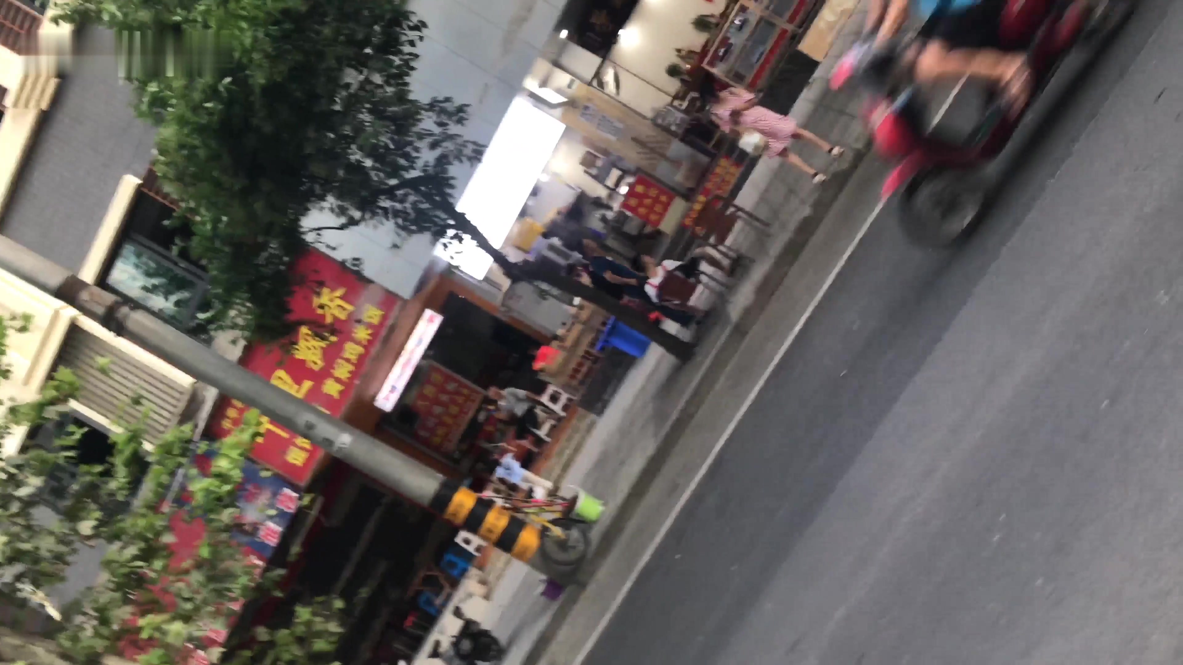 大神四处游走这次又盯上了马路对面的少妇