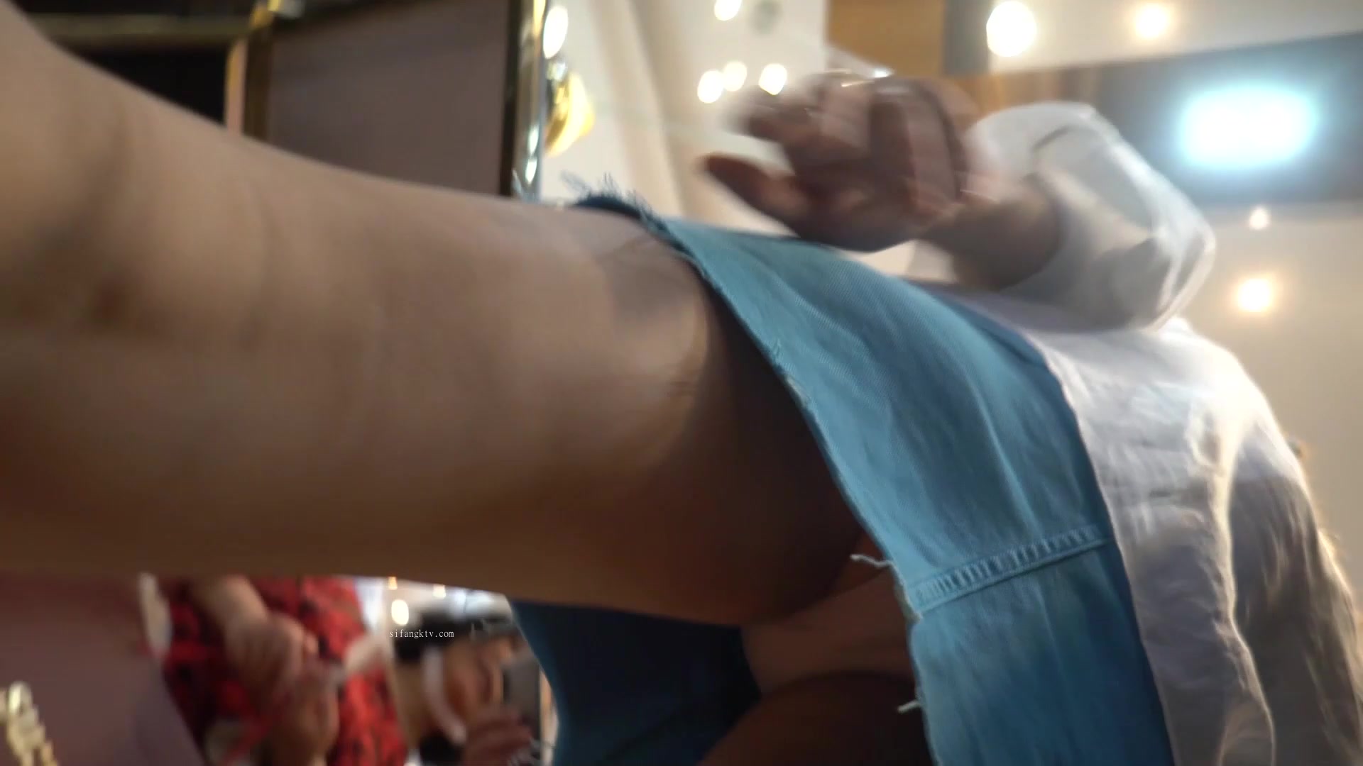 【YZWCD】YC182商场专柜的店员捂裙仍被抄！蓝裙配粉内！