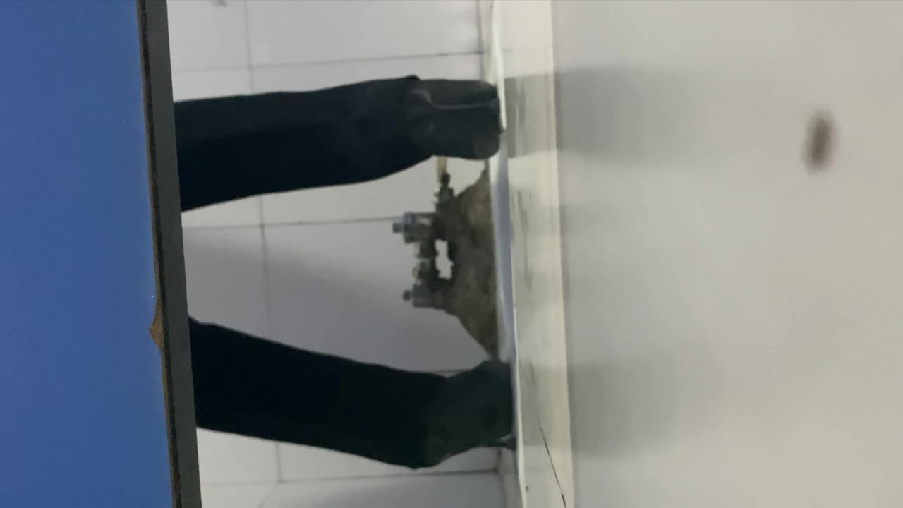 偷拍穿着制服的少妇 外面穿着长裤 里面竟然穿着开档丝袜