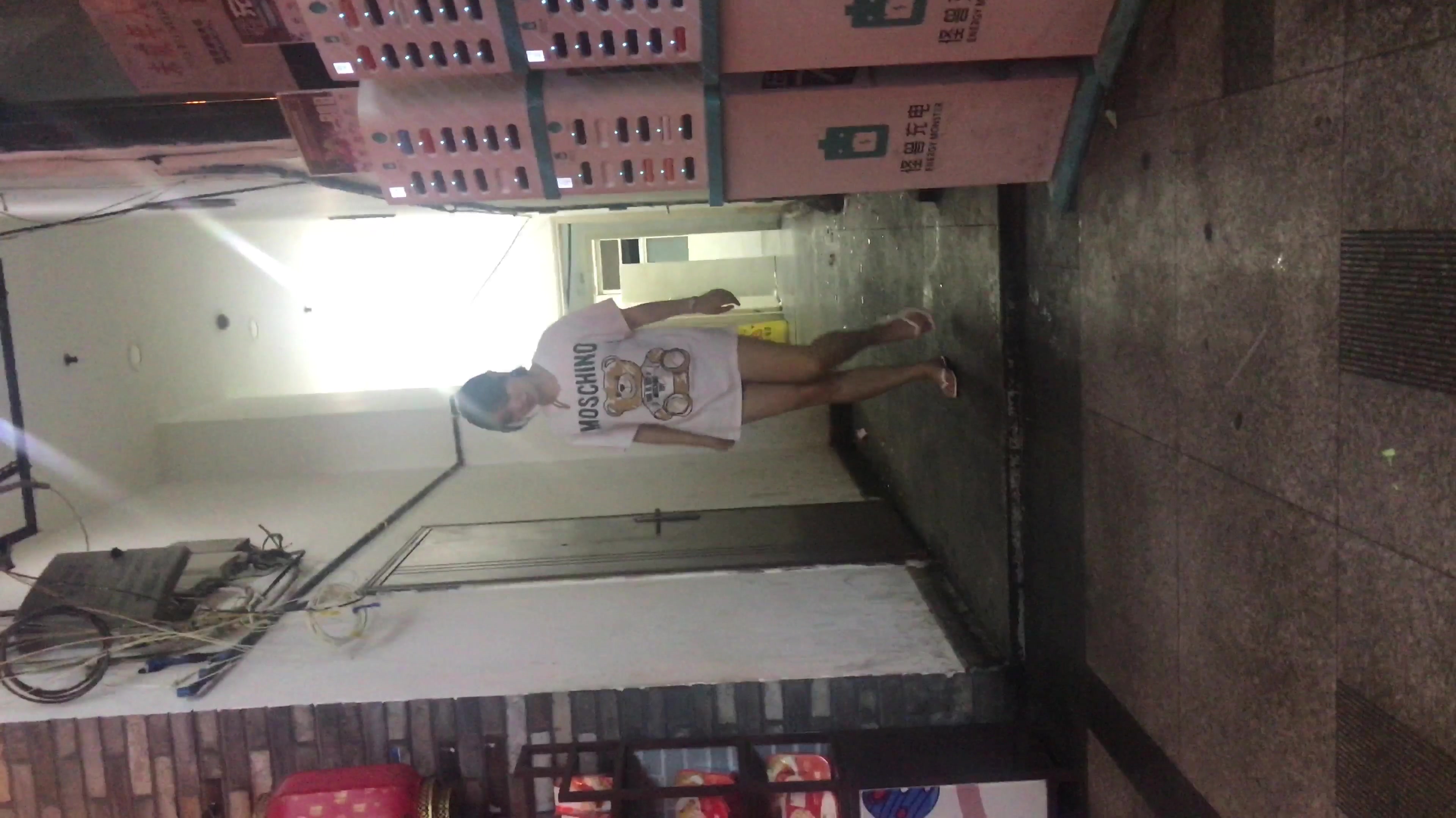 胸前印了一只熊的长衫美女真是粉嫩