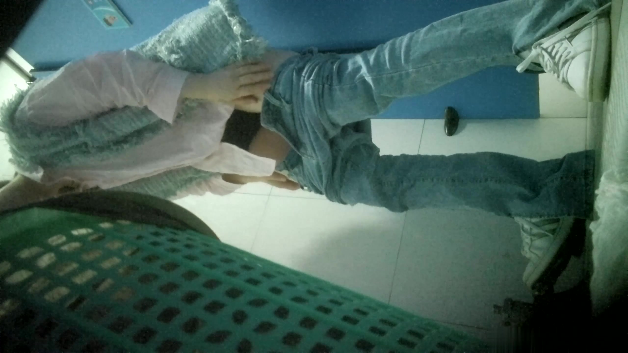 单位女厕偷拍漂亮美女同事的小黑B