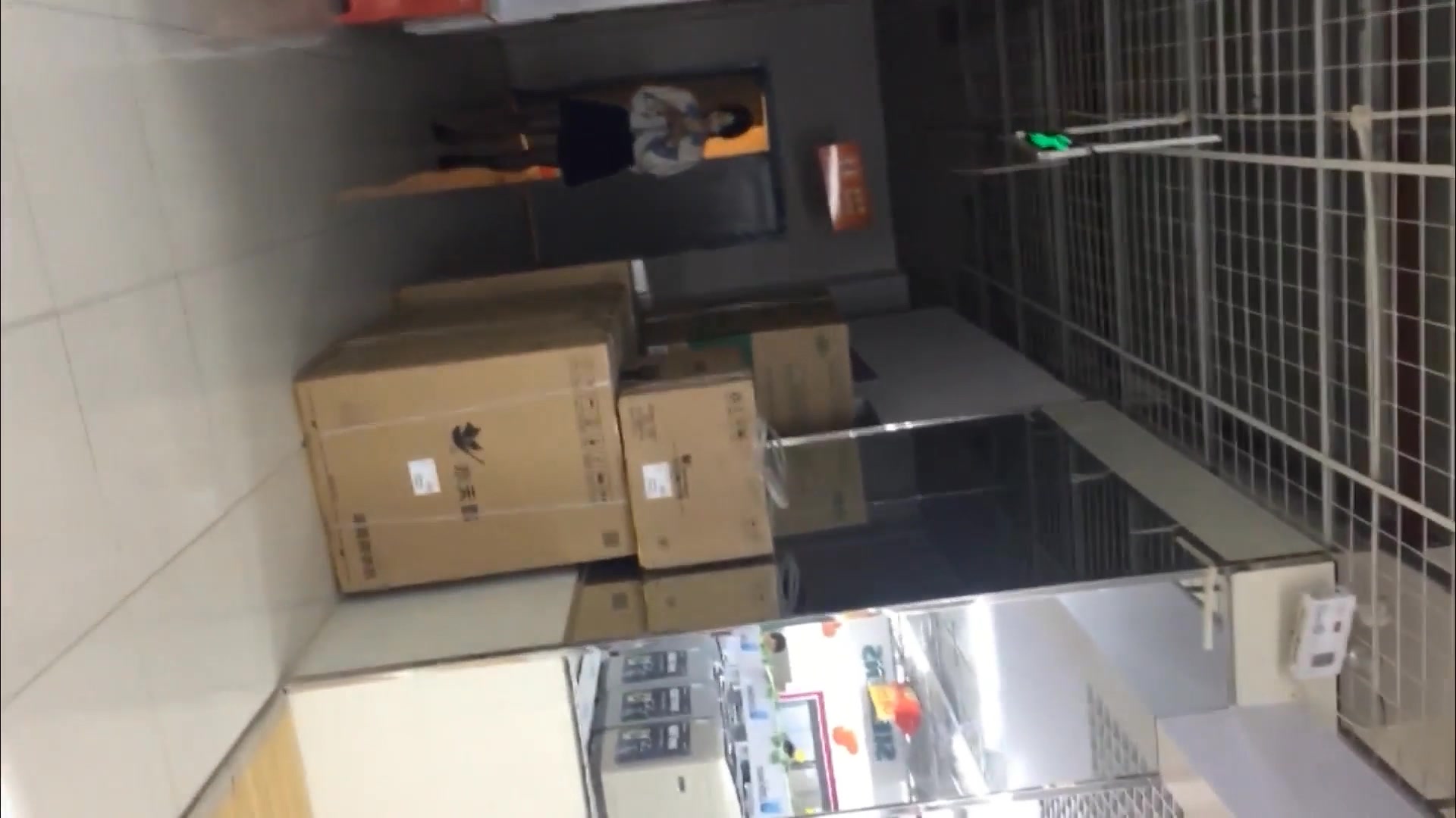 家电卖场偷拍身材超好的极品黑丝美女