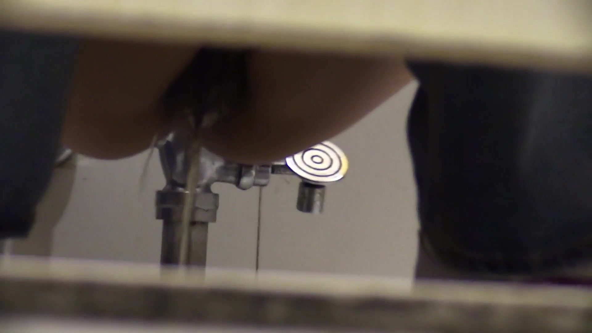 偷窥清纯长发小美女嘘嘘