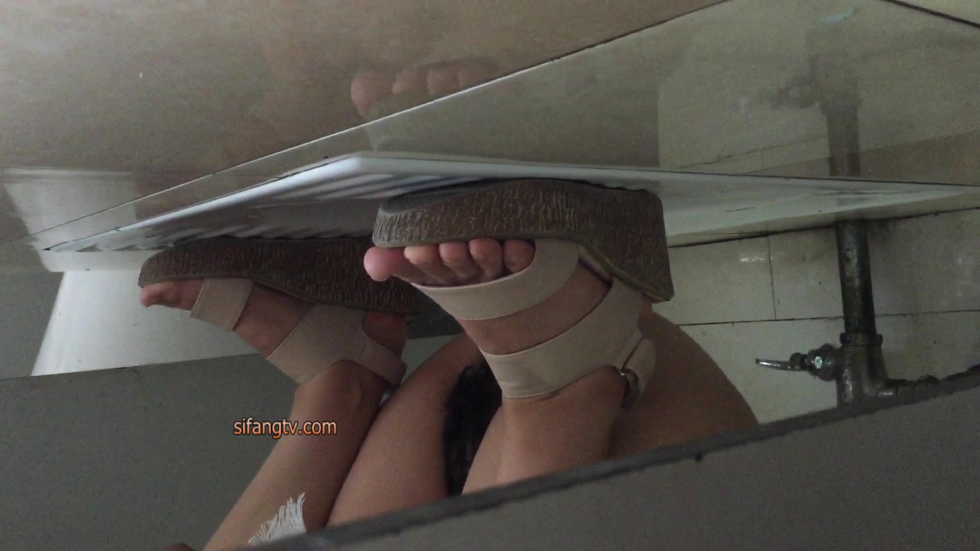 单位女厕偷拍新来的美女同事 B毛非常的茂盛 该修剪一下了