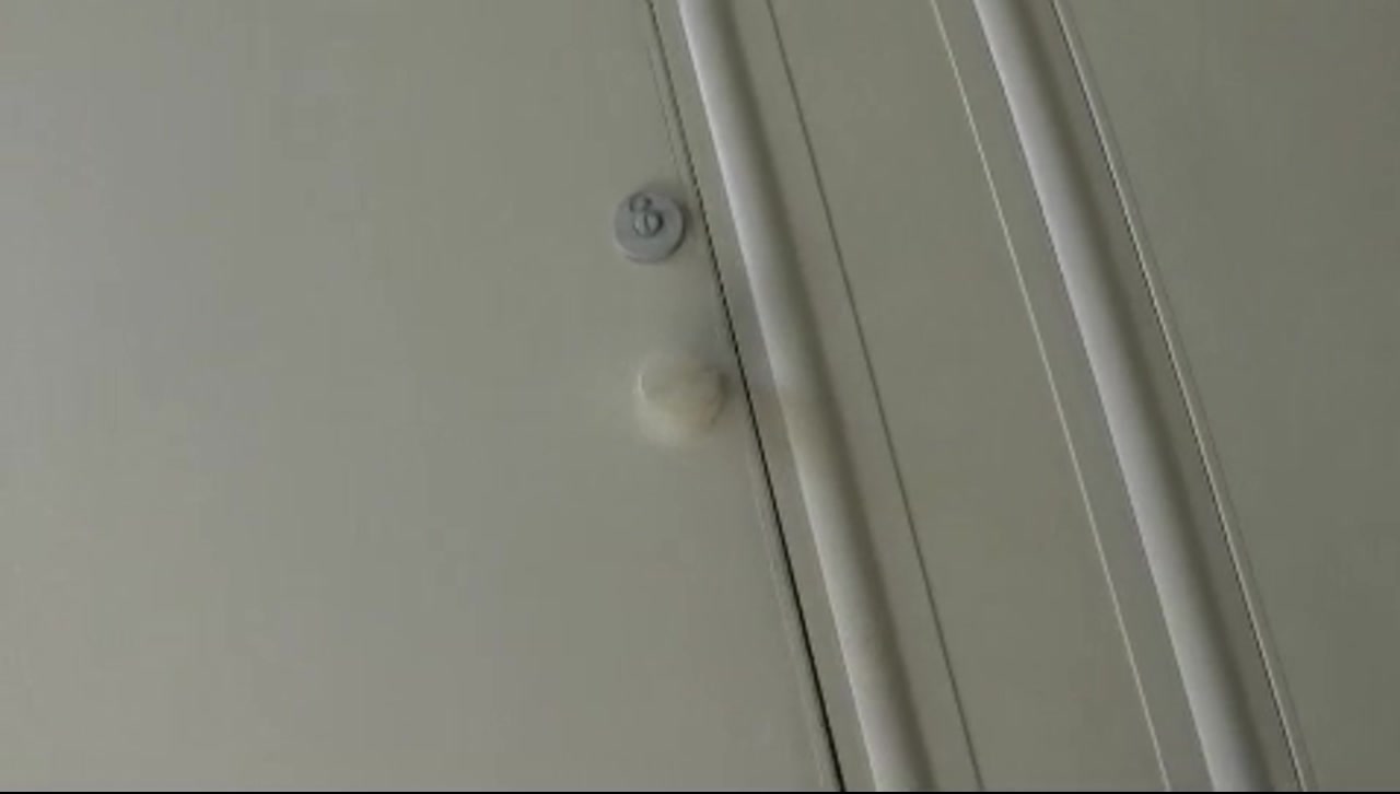 潜入网吧女厕偷拍附近的美女大学生，没想到鲍鱼那么黑