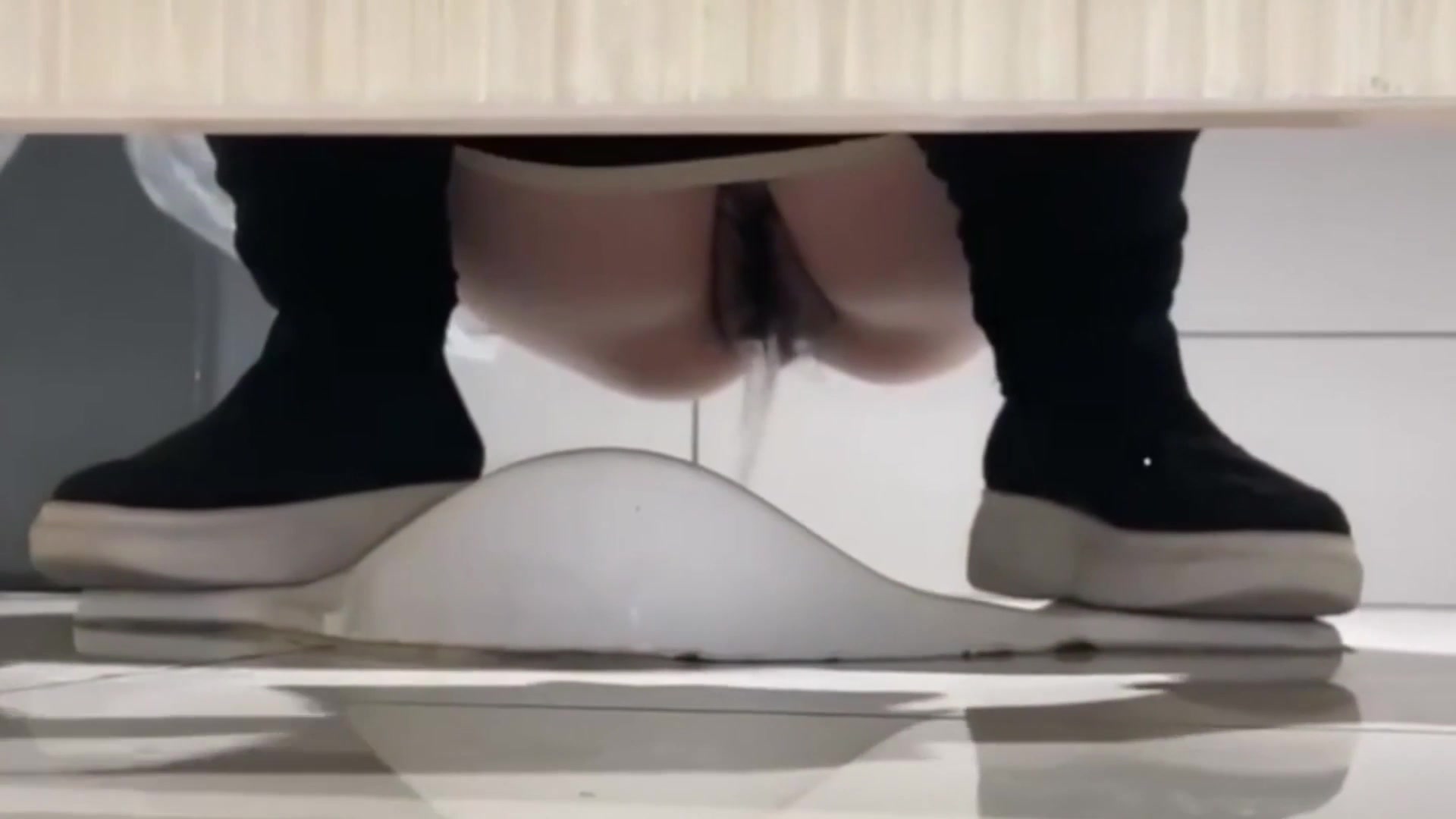 商场女厕偷拍短发一身黑美女肥臀嫩逼很诱惑_0