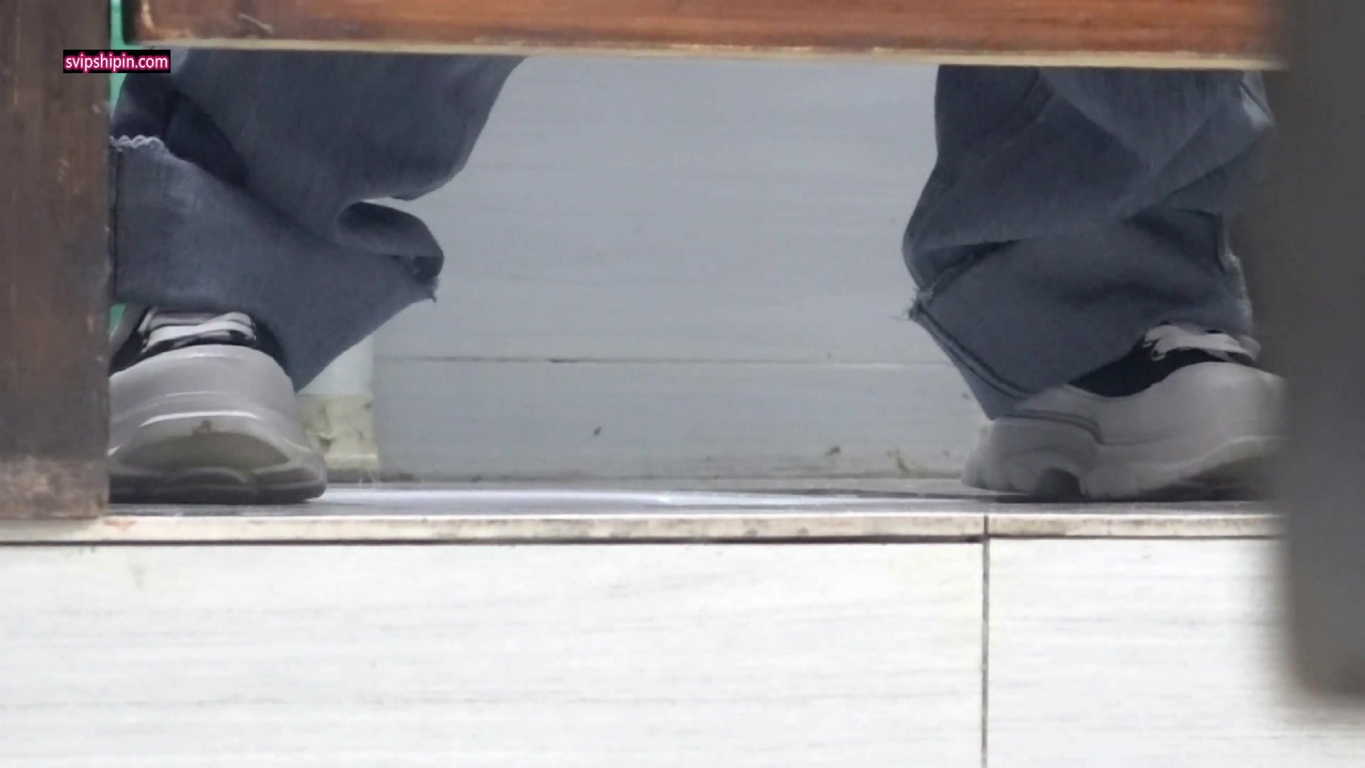 美食一条街近距离偷拍 牛仔裤少妇的小黑鲍