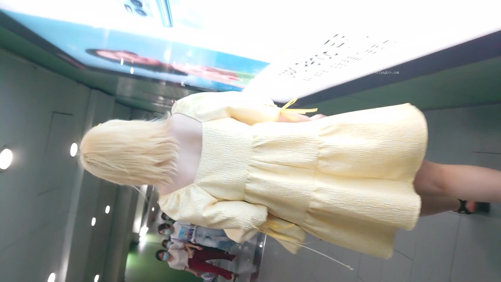 几乎赤裸黄短裙黑胸衣极品小妹