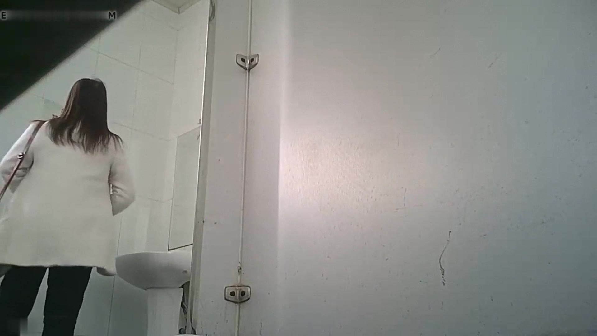 潜入商场女厕偷拍白衣长发少妇微毛嫩穴 突出的两瓣细水长流