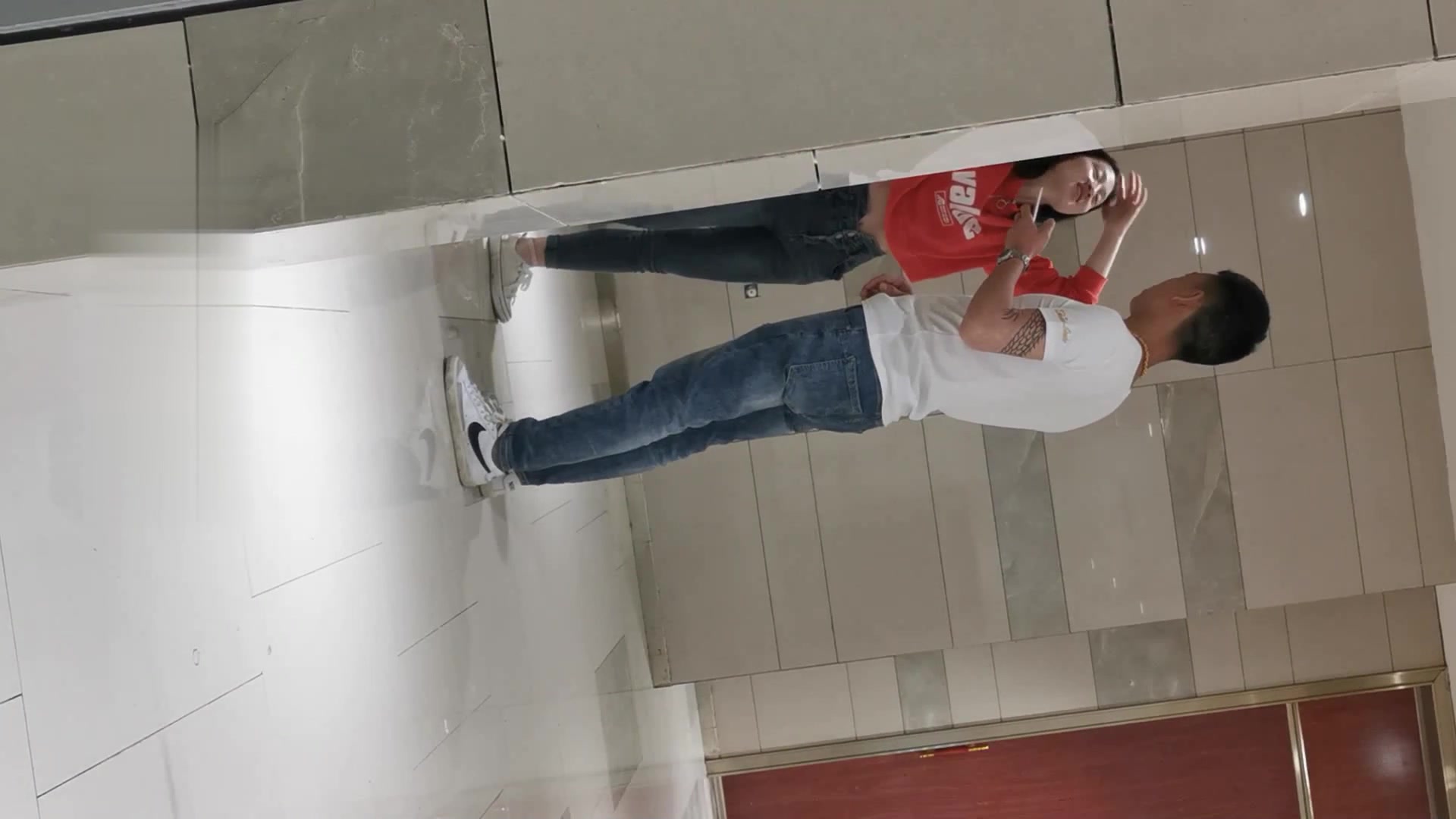 最新流出 大神潜入商场偷拍漂亮妹子粉嫩的鲍鱼 男朋友在外面又怎样