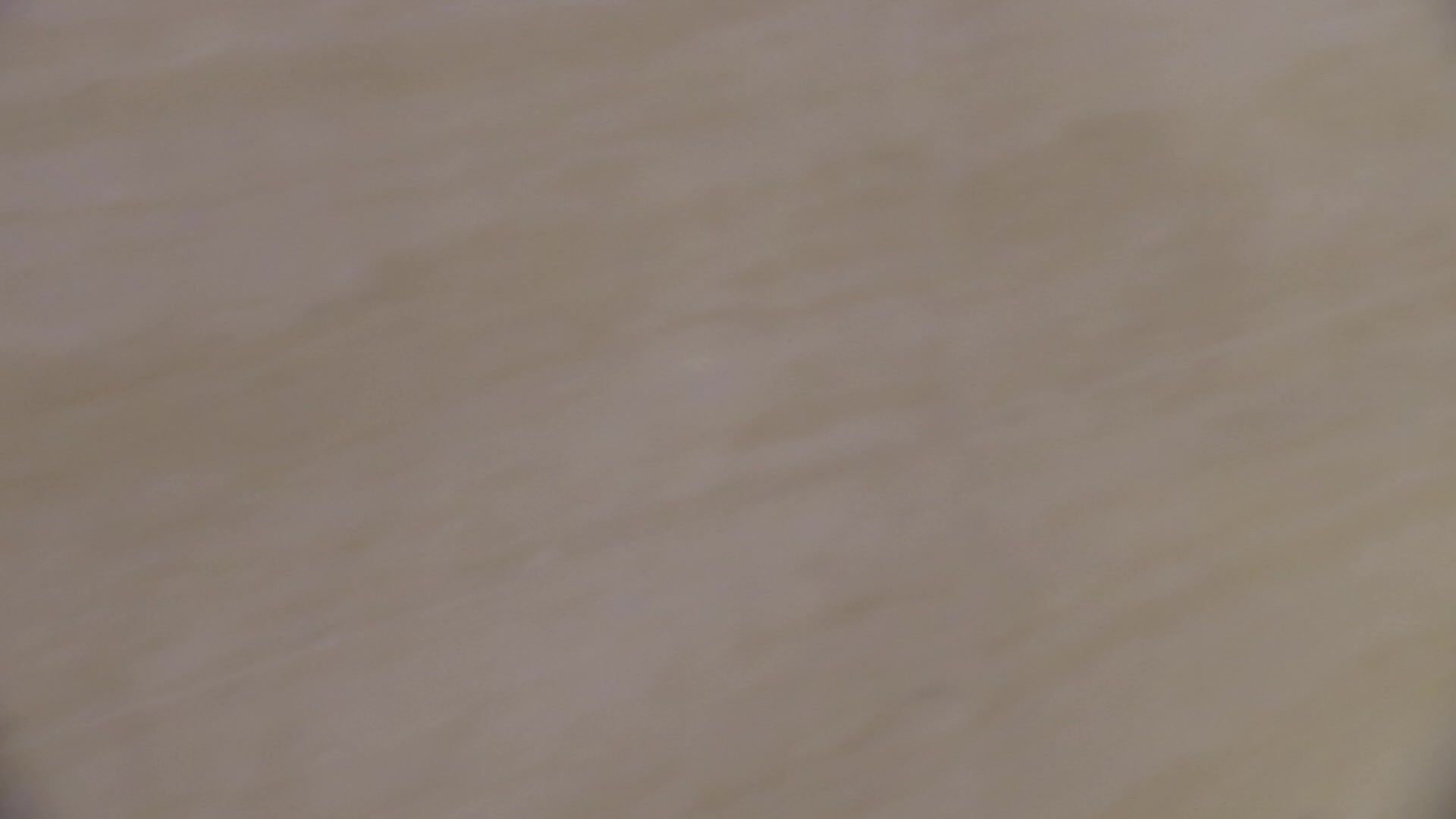 四眼上班族OL妹妹，苗条精致的身材侧拍她嘘嘘  下面一线天的小逼逼 尿液浸湿了毛毛！