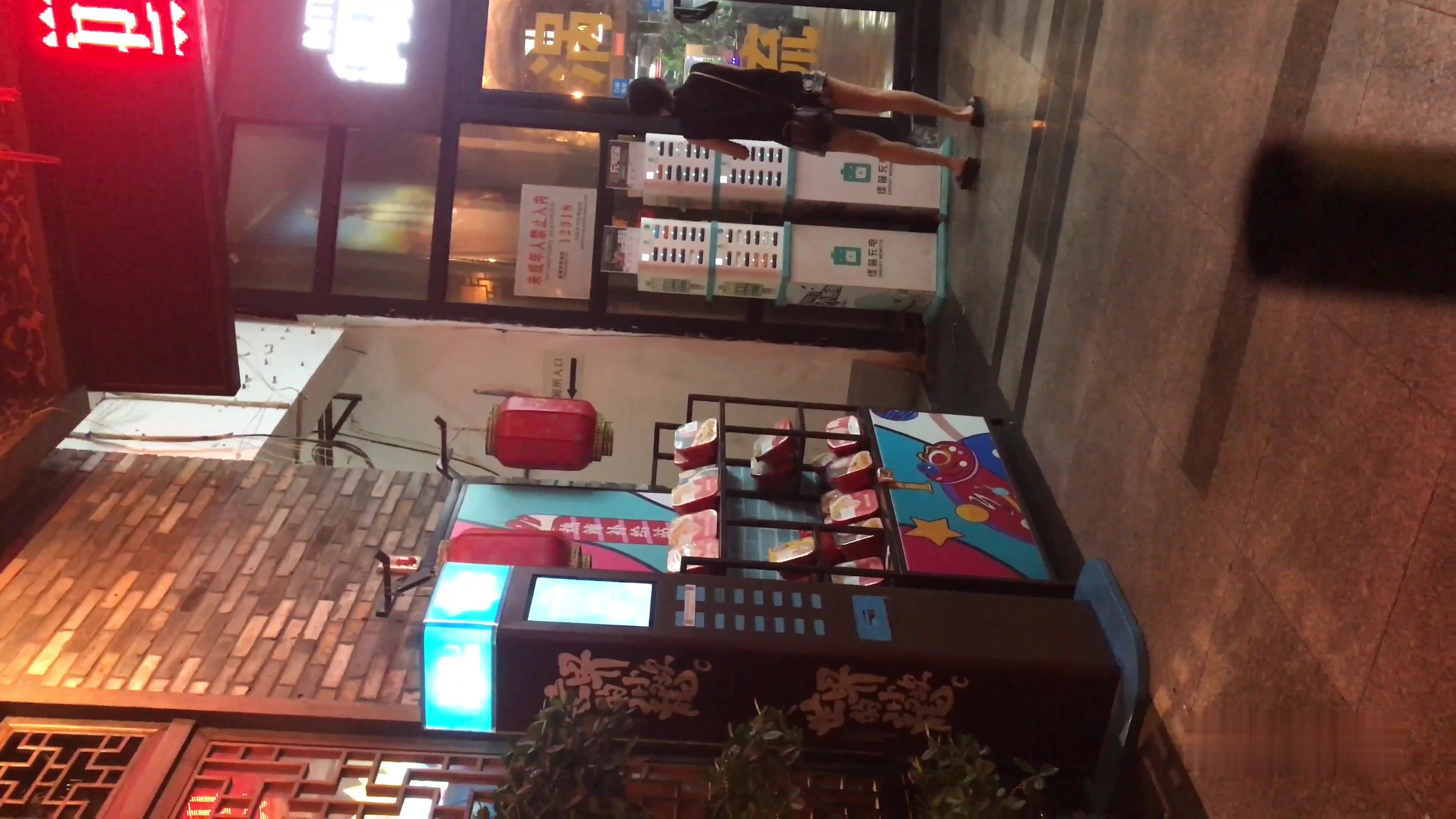 网吧门口守候漂亮的短裙美女 哼哼不拍到你的B我是不会走的