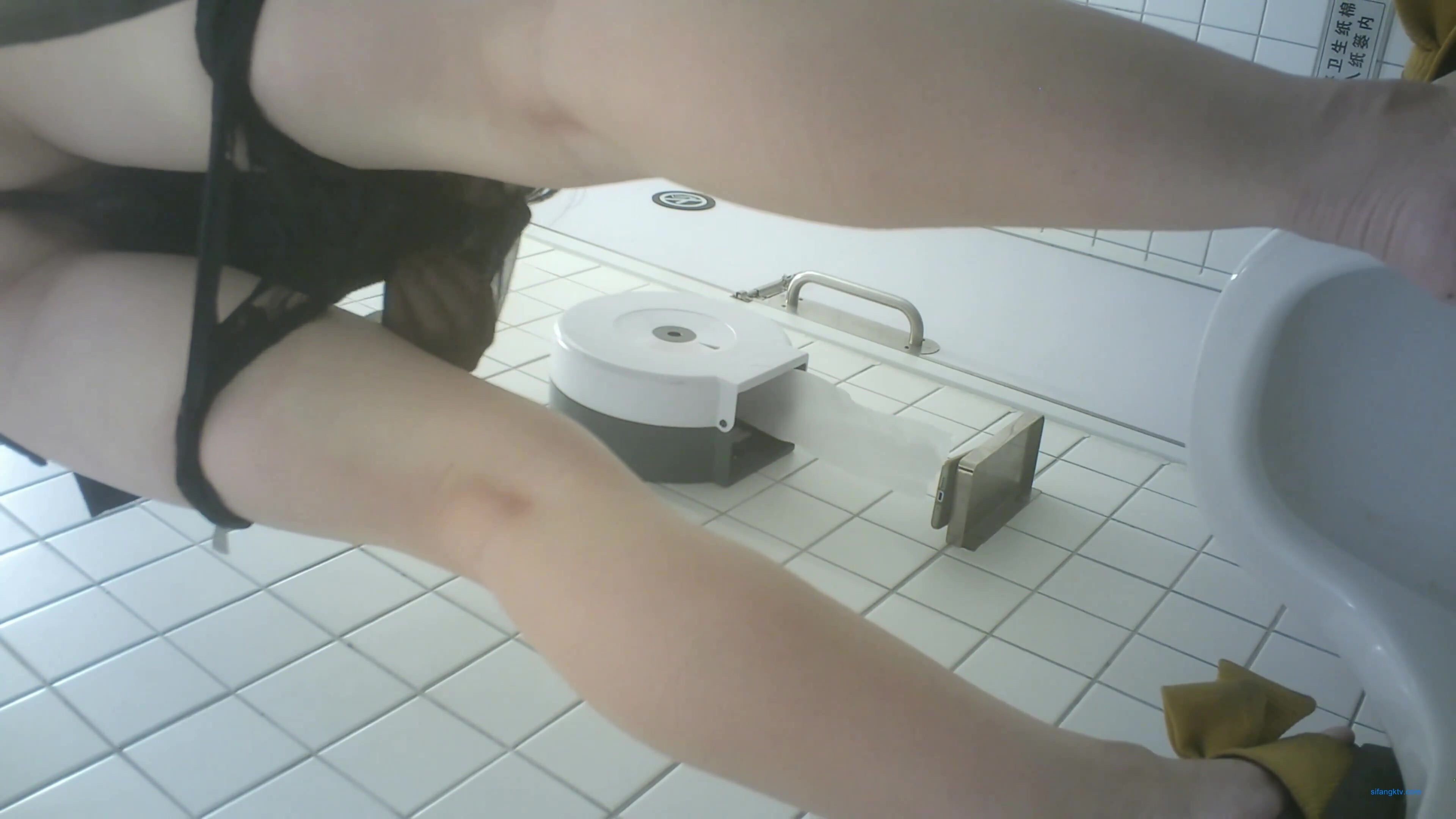 商场女厕全景偷拍12位年轻的小妹 (5)