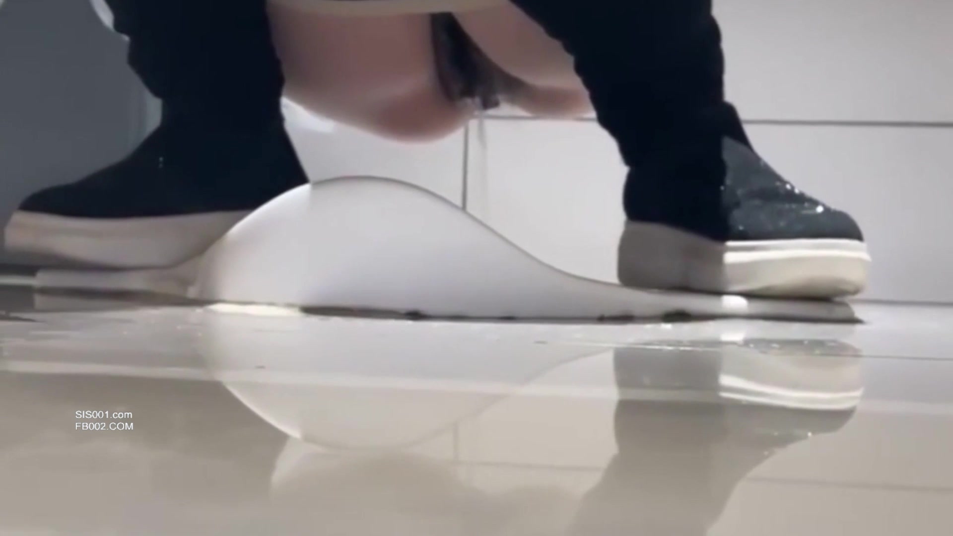 最新流出商城偷窥两个漂亮美女嘘嘘