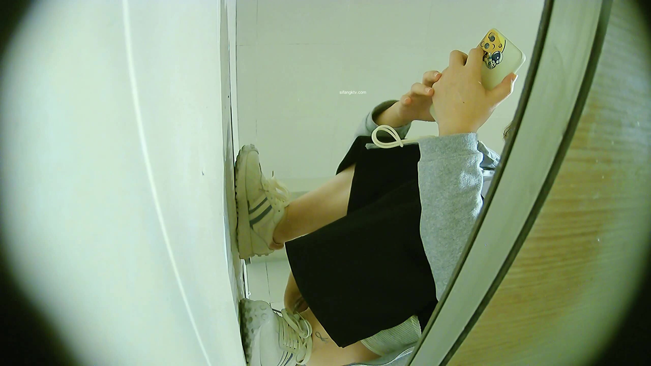 大神潜入商场女厕偷拍5位美女 其中有一位有点怀疑把脸凑过来看 (3)